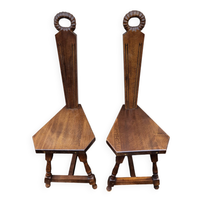 2 chaises à trois pieds en bois massif