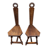 2 chaises à trois pieds en bois massif