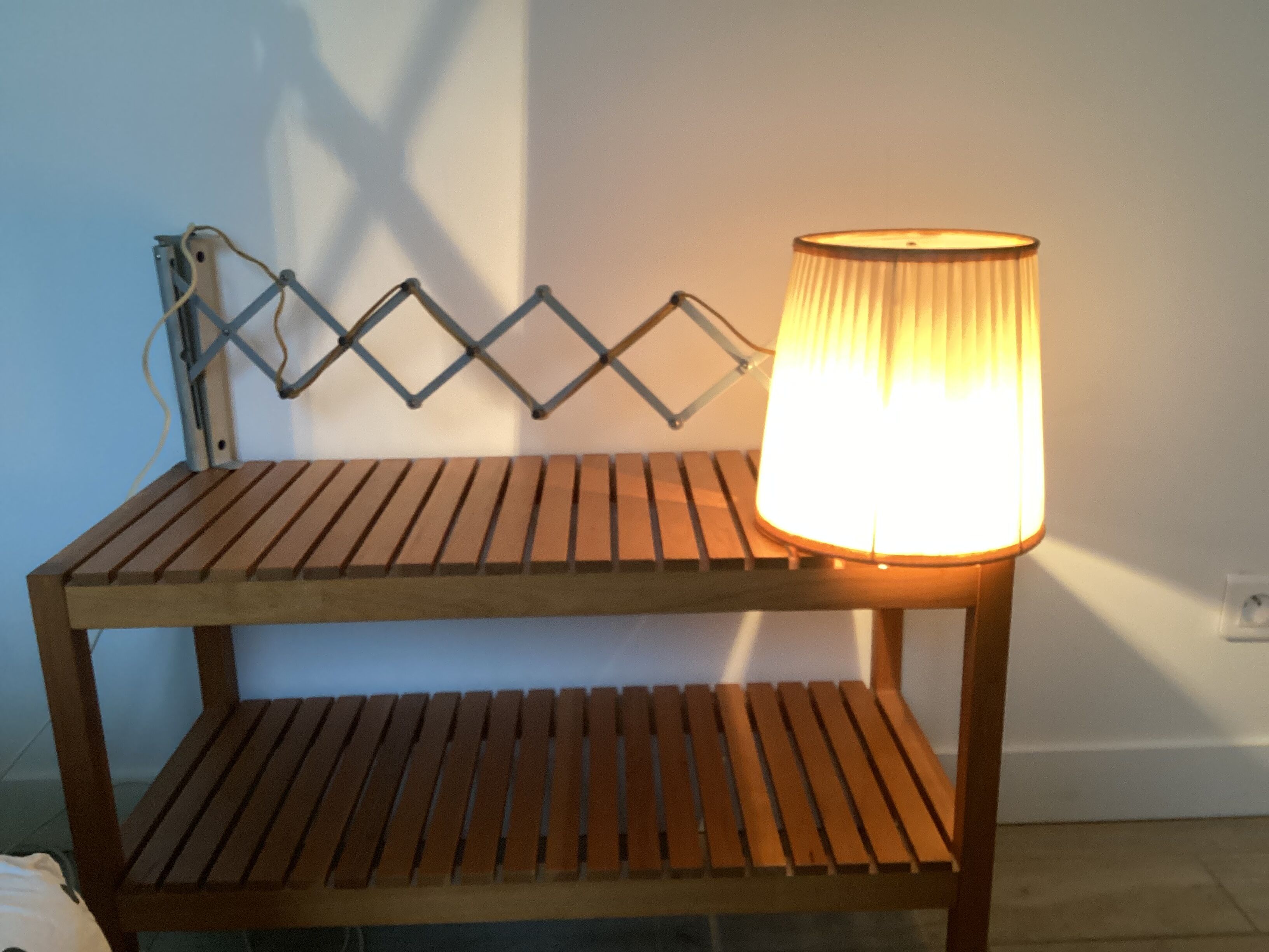 Articulated wall light