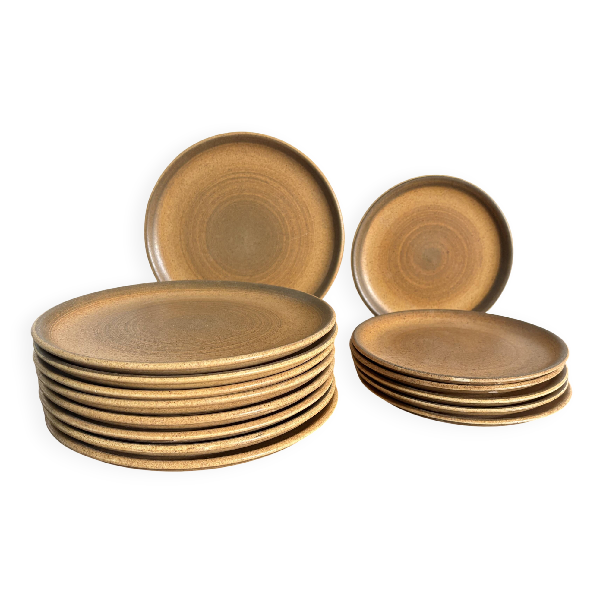 Service of 15 vintage Longchamp plates in stoneware.