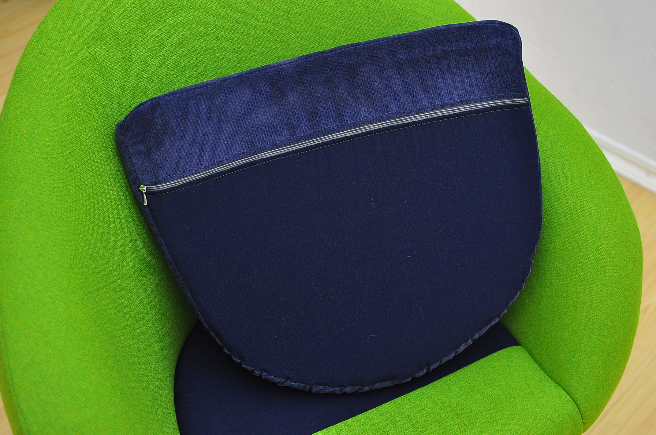 Fauteuil Shell sur pied pivotant années 1960