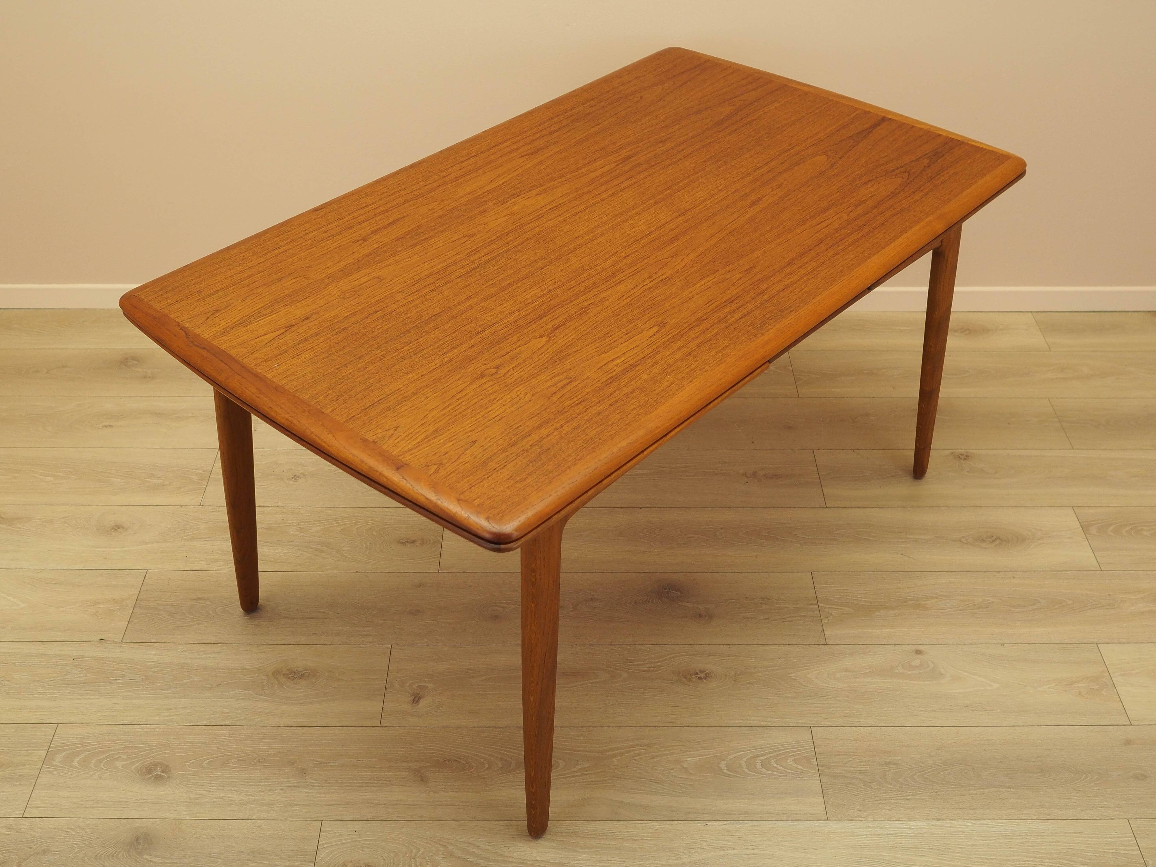 Table en teck, design danois, années 1970, fabriquée au Danemark