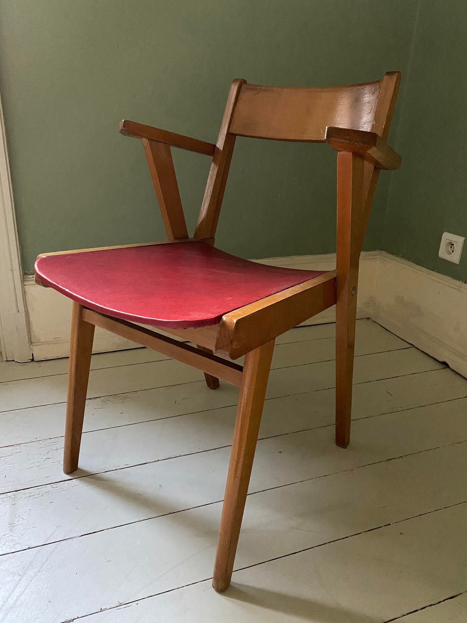 Fauteuil en bois blond et simili cuir rouge 1960