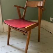 Fauteuil en bois blond et simili cuir rouge 1960