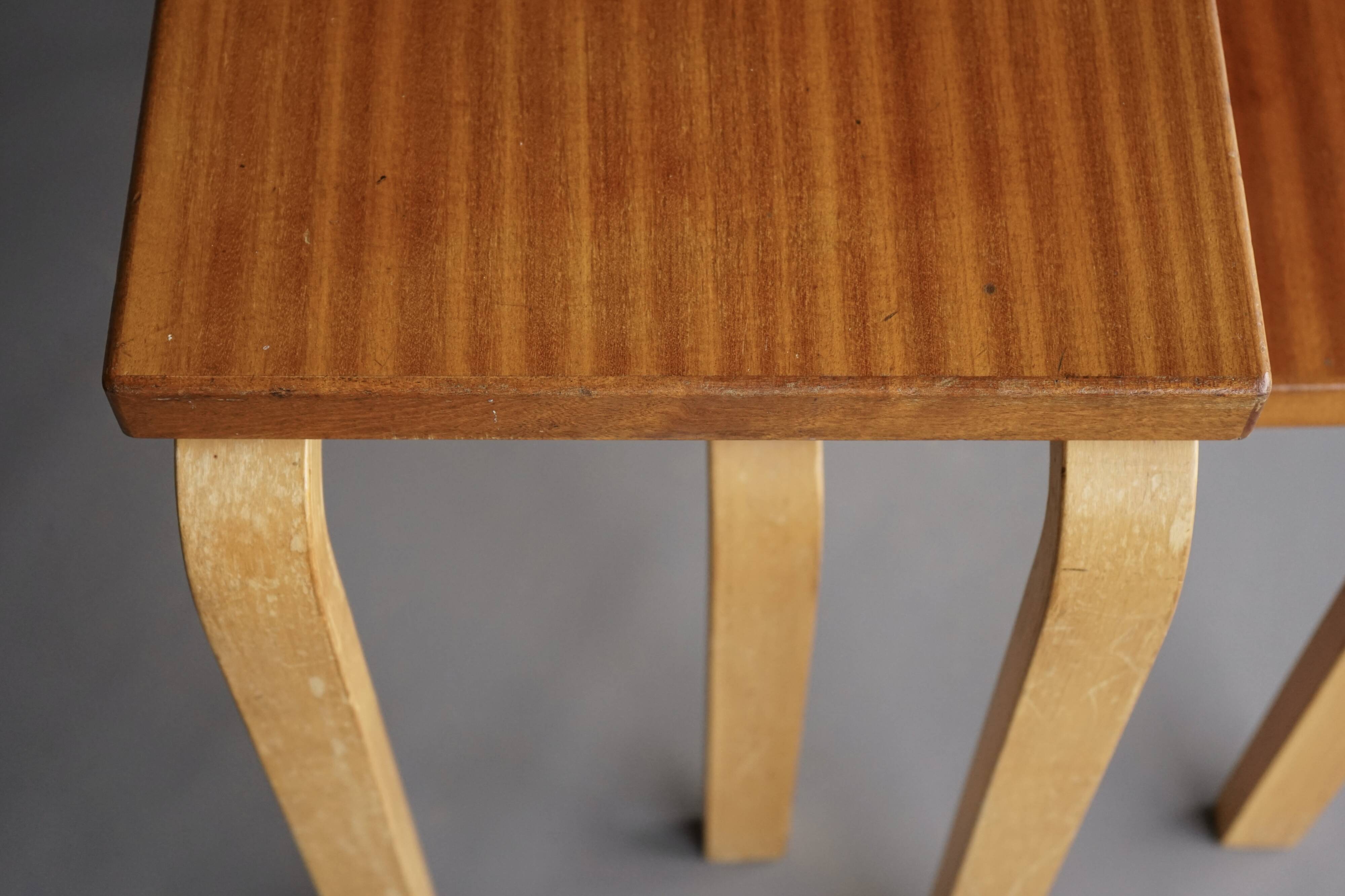 Tables gigognes modèle 88 par Alvar Aalto pour Artek, années 1960. Lot de 2