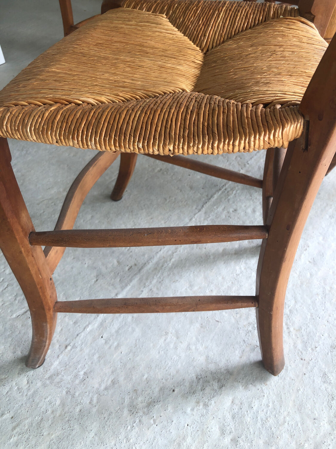 Round wooden table (4/6 people) with 4 straw chairs