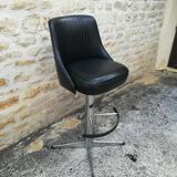 Swivel bar stool