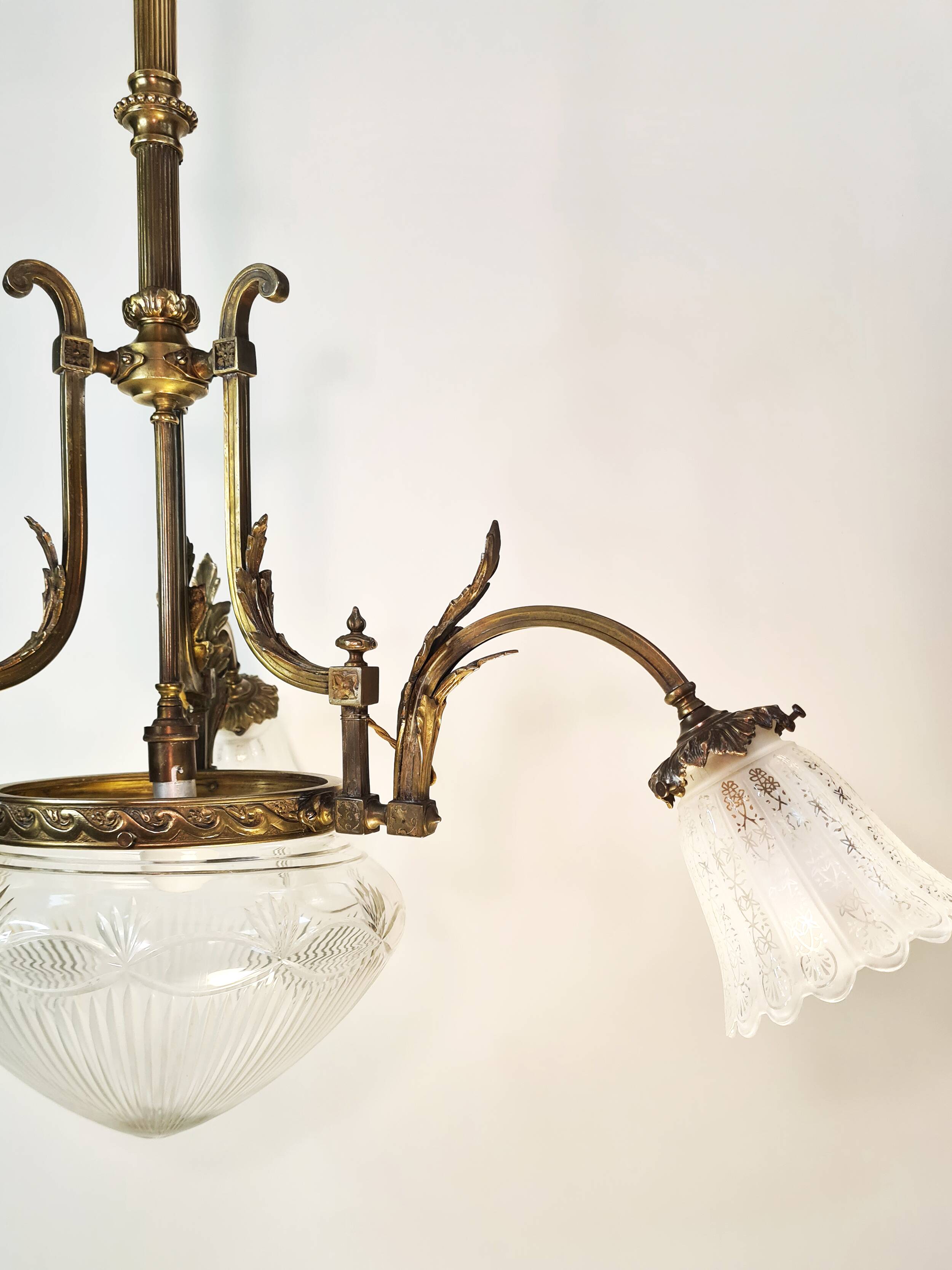 Lustre majestueux en laiton & cristal taillé – Fin XIXe