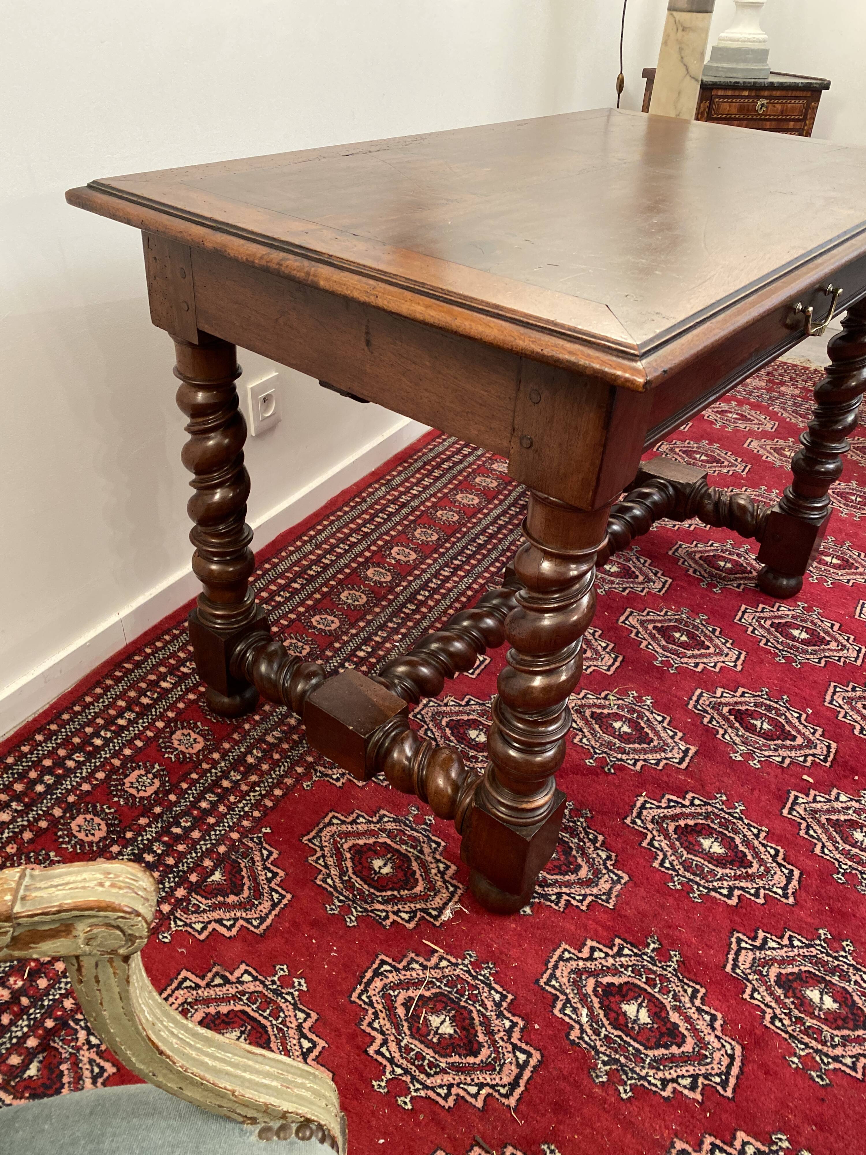 Bureau en noyer d'epoque Louis Xlll