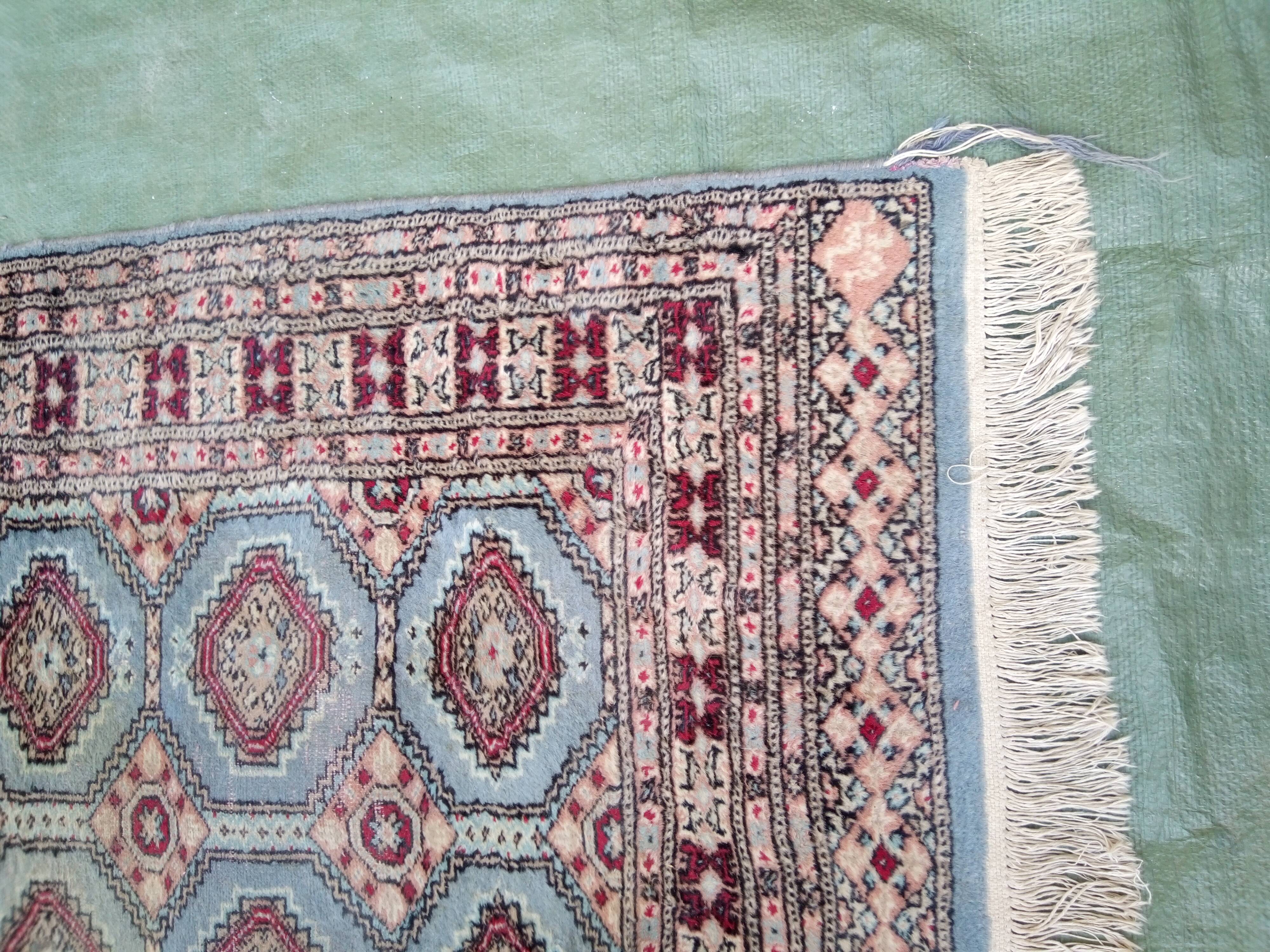 Old handmade wool oriental rug. 190 x 126cm
