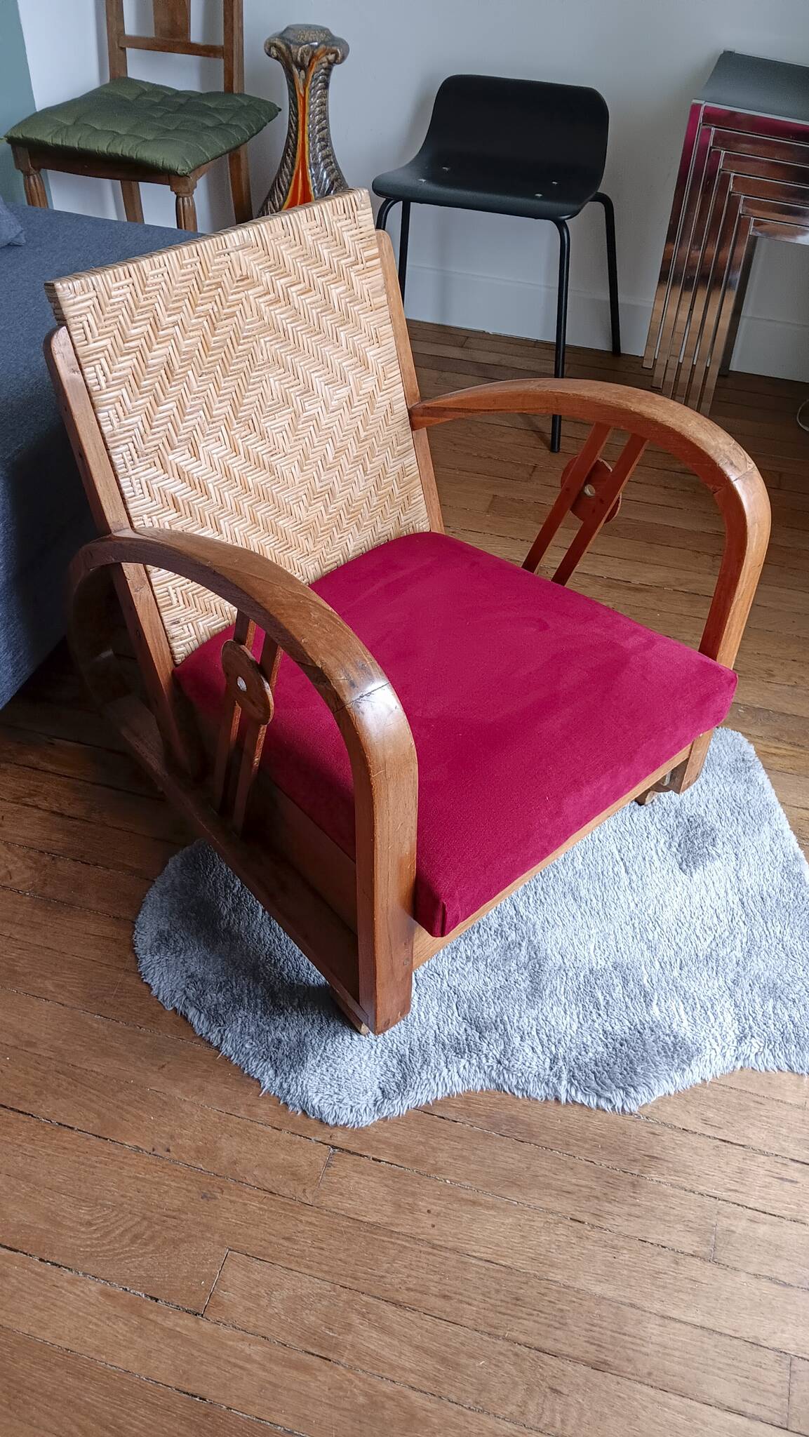 Ancien fauteuil bas colonial style Art Déco en bois.