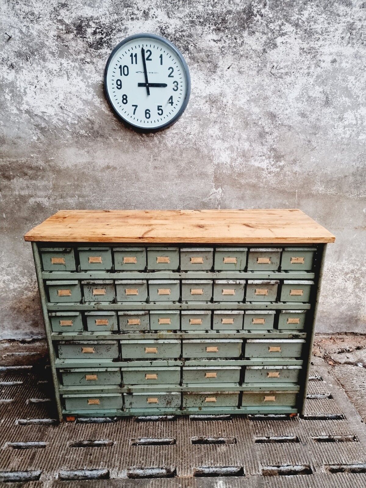 Commode industrielle vert olive