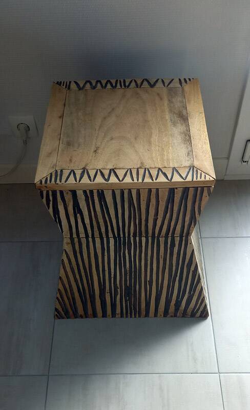 Tabouret coffre en teck naturel brun et noir.