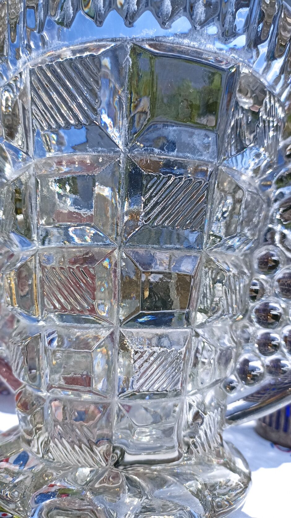Art Deco bee-shaped vase in thick crystal