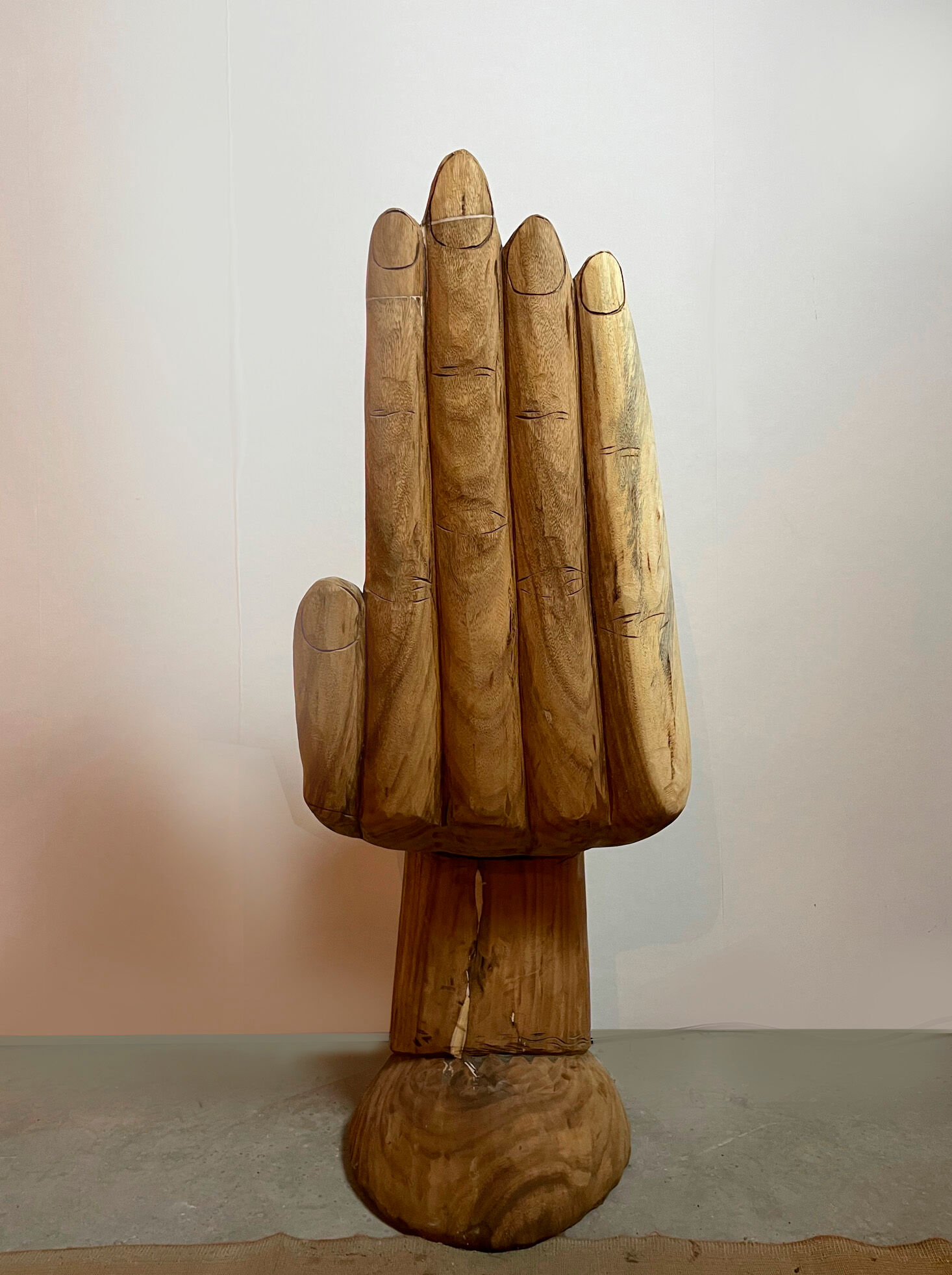 Chaise en forme de main
