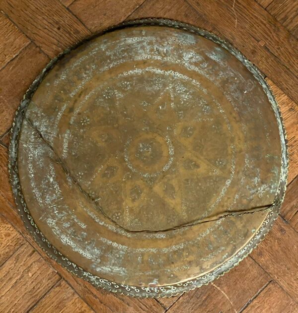 Plateau à thé oriental en laiton ou cuivre joli travail de filigrane XXe