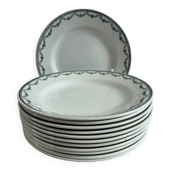 12 assiettes plates en faïence de Saint Amand