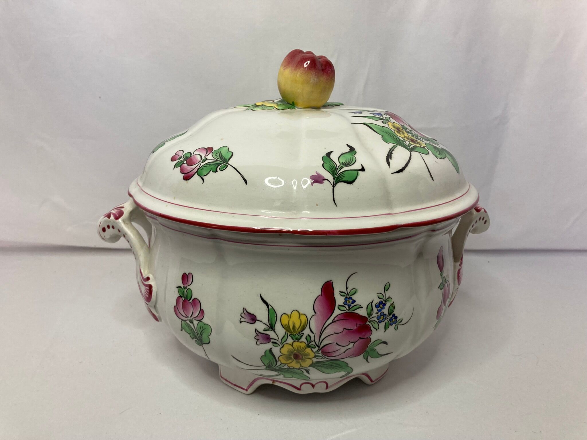 Old soup pot earthenware of the East floral decoration apple XXth