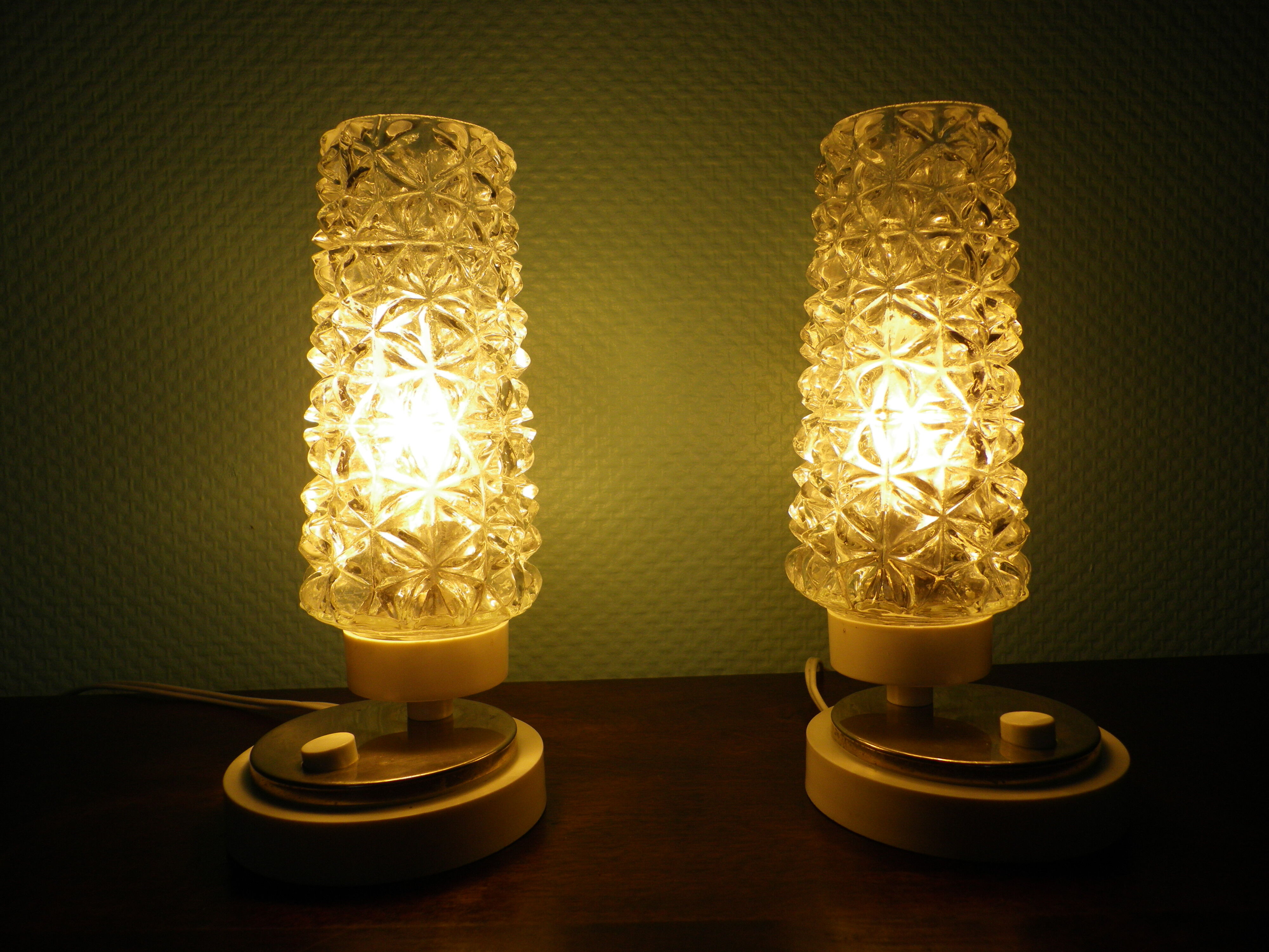 2 Vintage cathedral glass bedside lamps - 50s