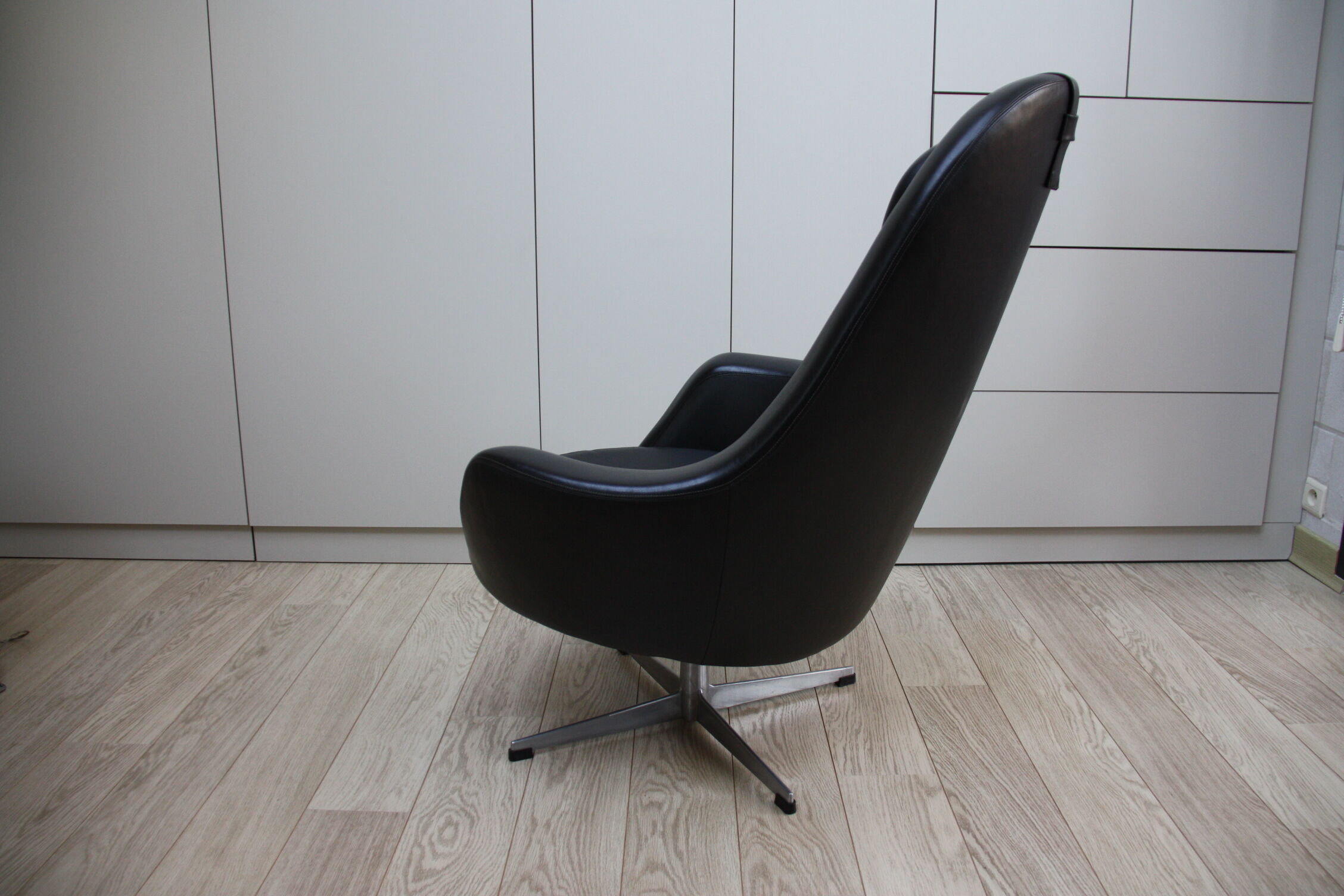Fauteuil pivotant vintage en similicuir noir par Pastoe 60s