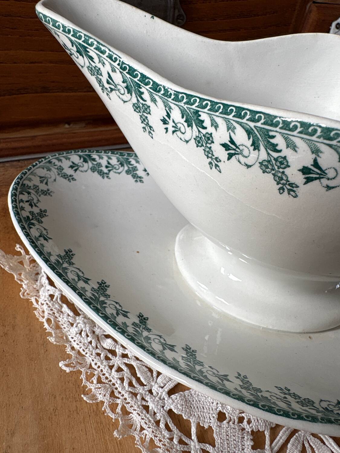 Saucière sur dormant en Terre de Fer Gien modèle Montigny vert