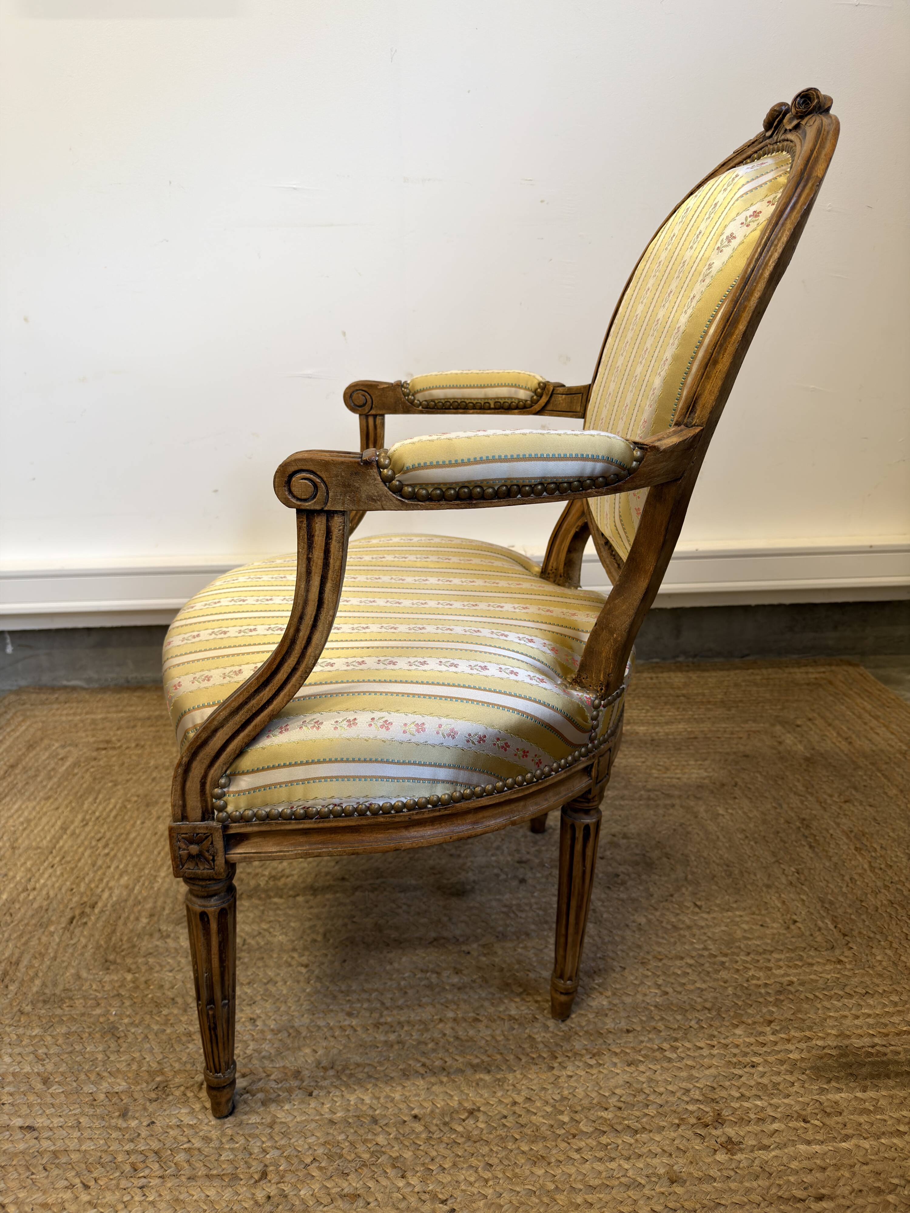 Fauteuil cabriolet médaillon de style Louis XVI