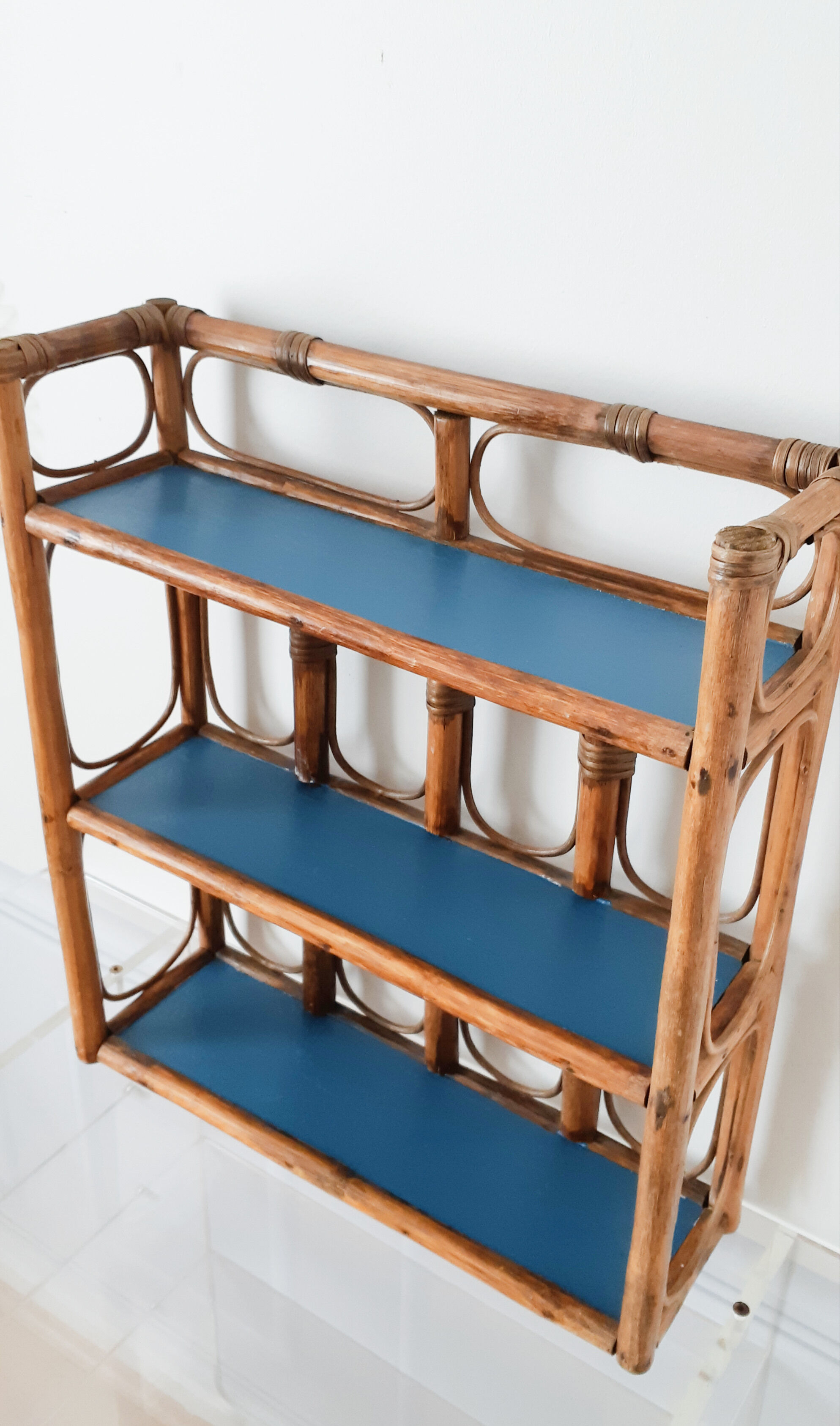 Etagère en rotin bleue