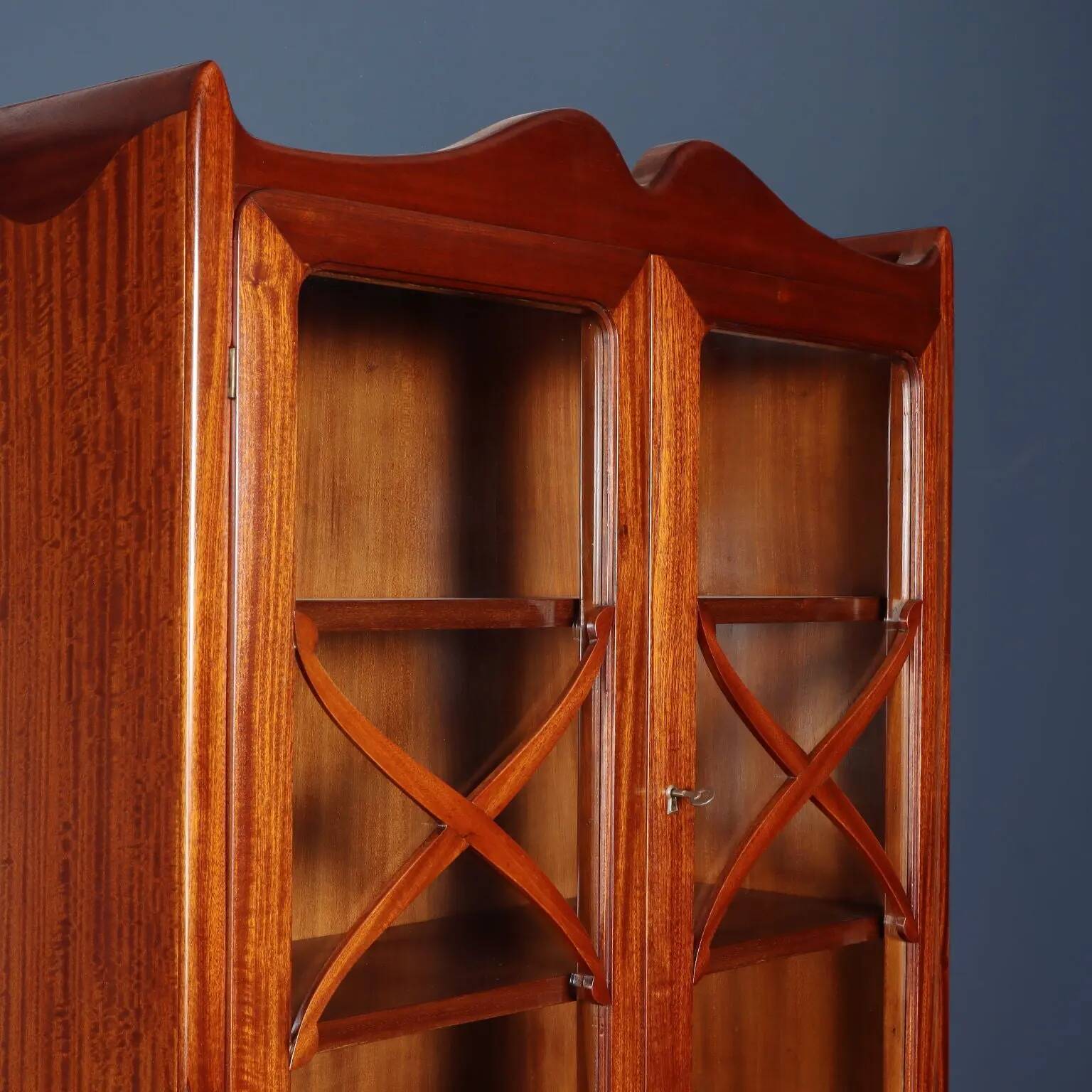 Vintage trumeau in mahogany veneer, Italy, 1950s.