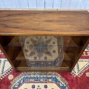 Vitrine anglaise en noyer des années 1970