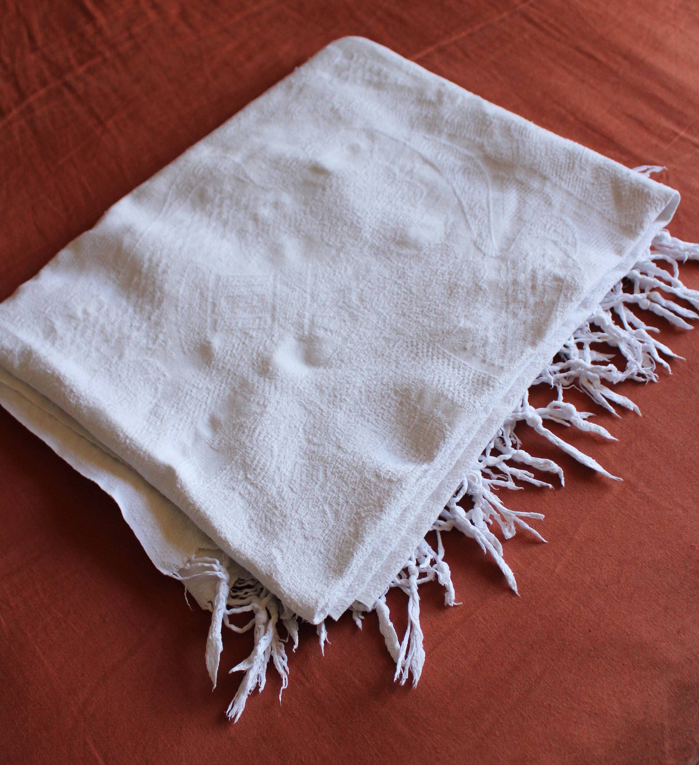 Plaid ancien blanc franges broderies ajourées