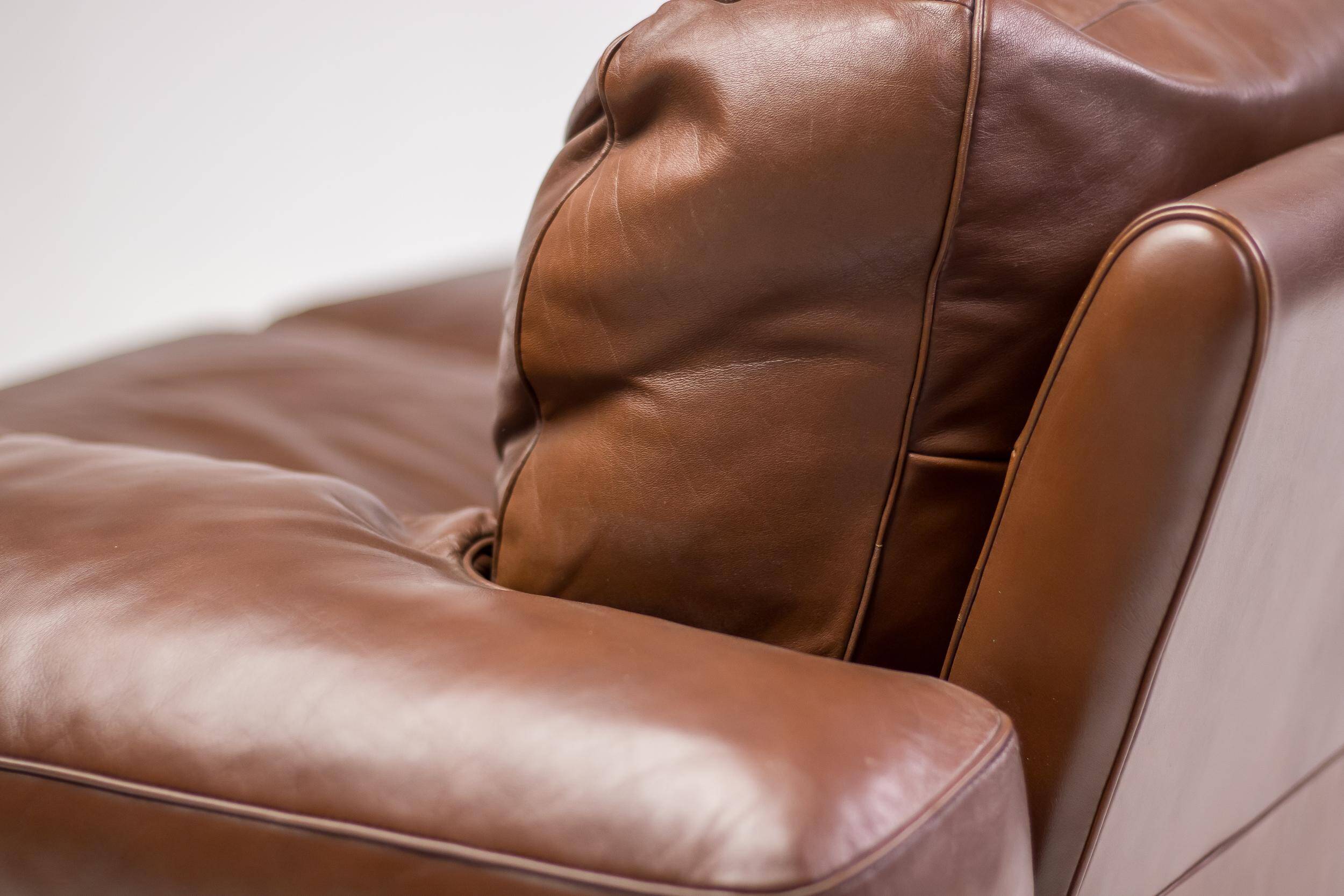 Royal 2-seater canapé premium Poltrona Frau Petronio upholstered in down and chestnut leather.