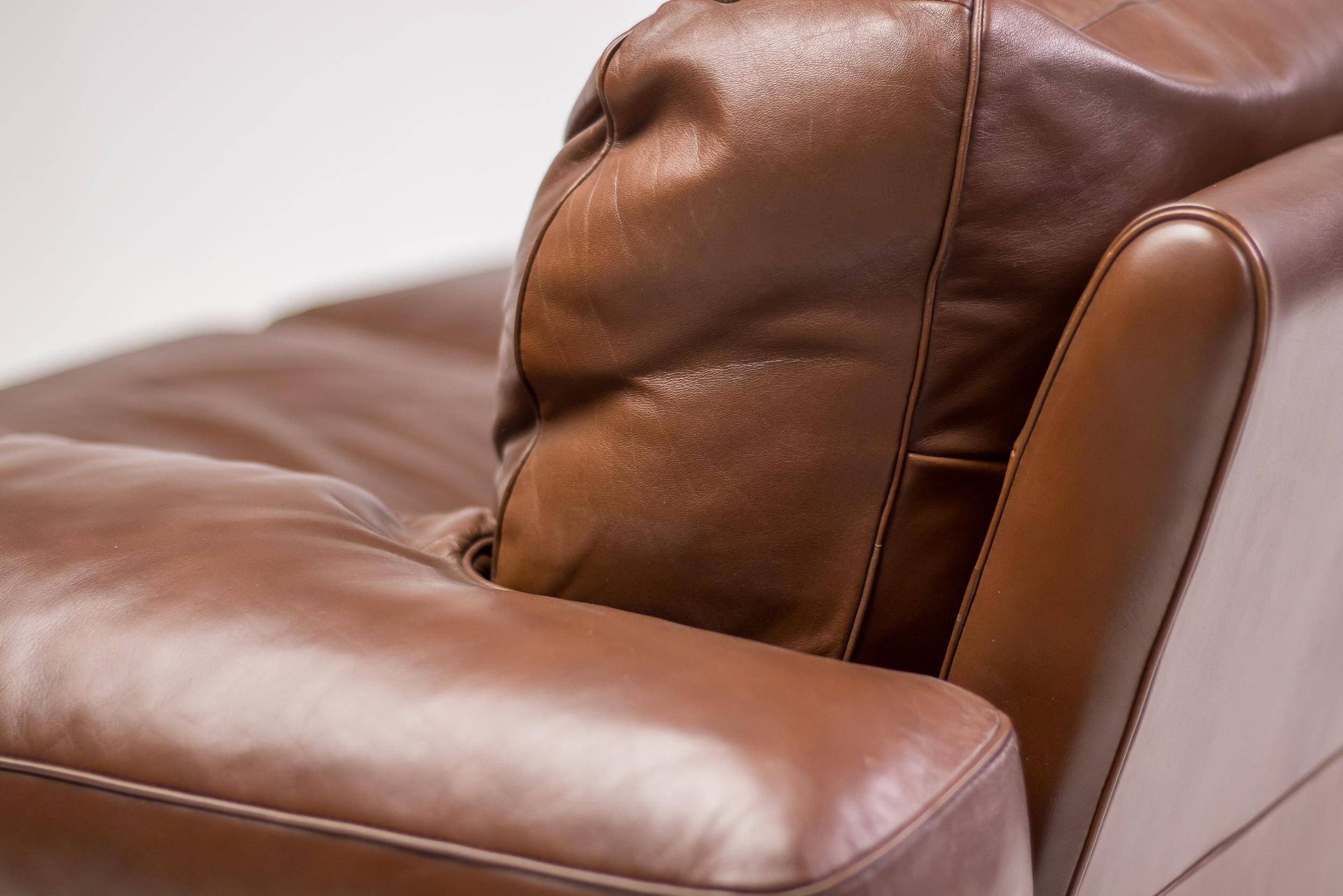Royal 2-seater canapé premium Poltrona Frau Petronio upholstered in down and chestnut leather.