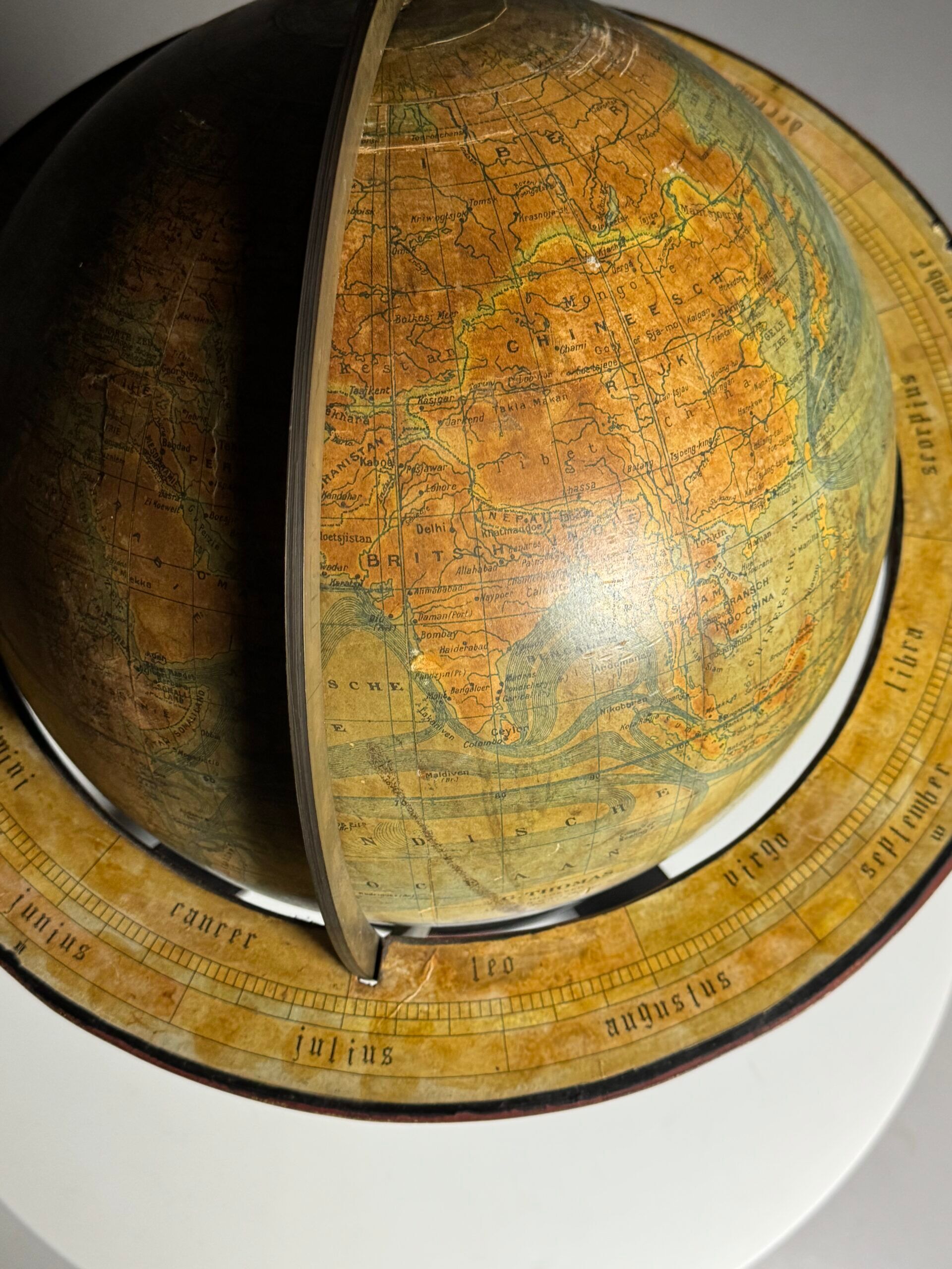 Globe G. Thomas Paris