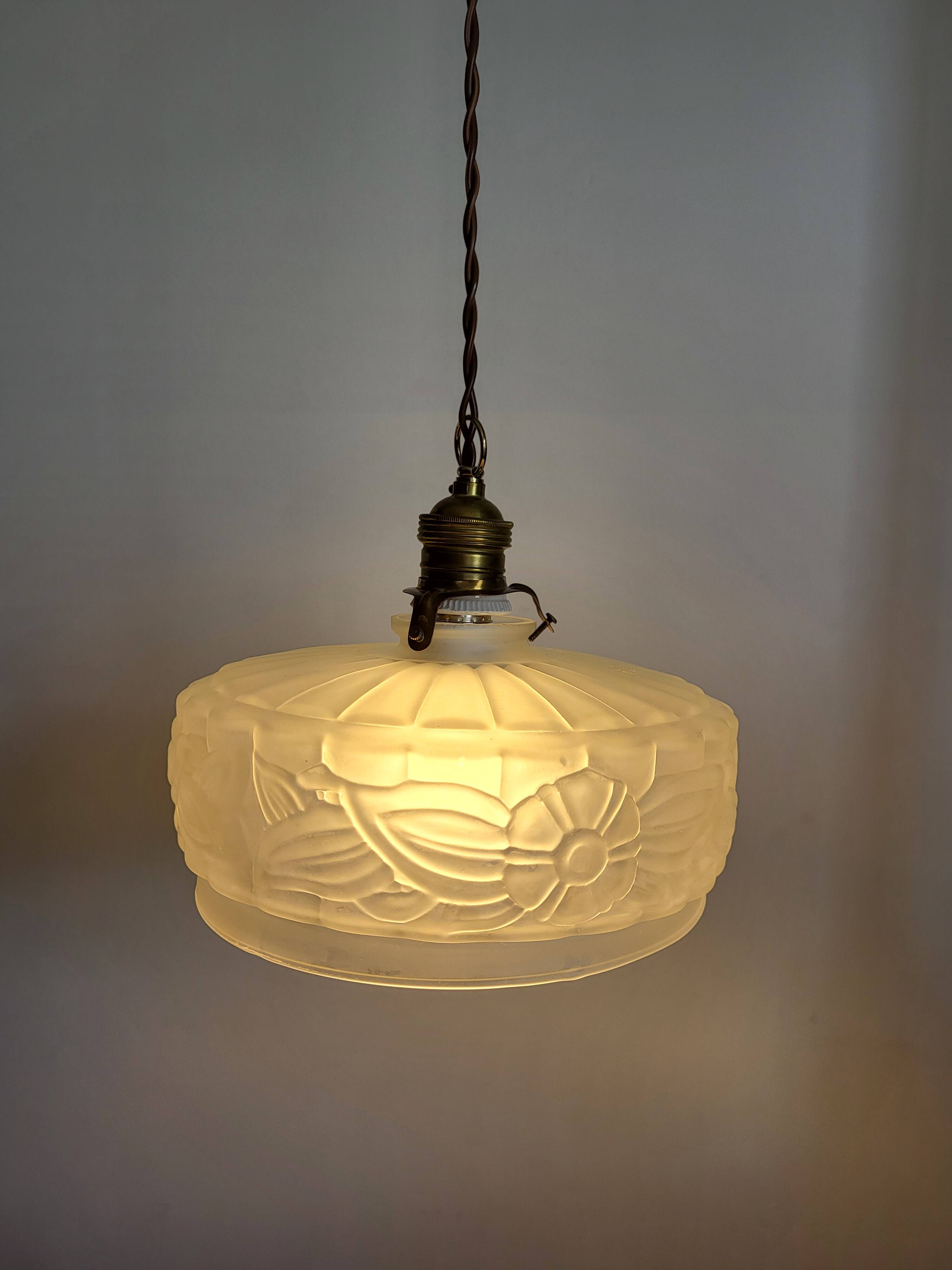 Lampe de plafond Art nouveau en persglas forgé avec décor floral, Frankrijk