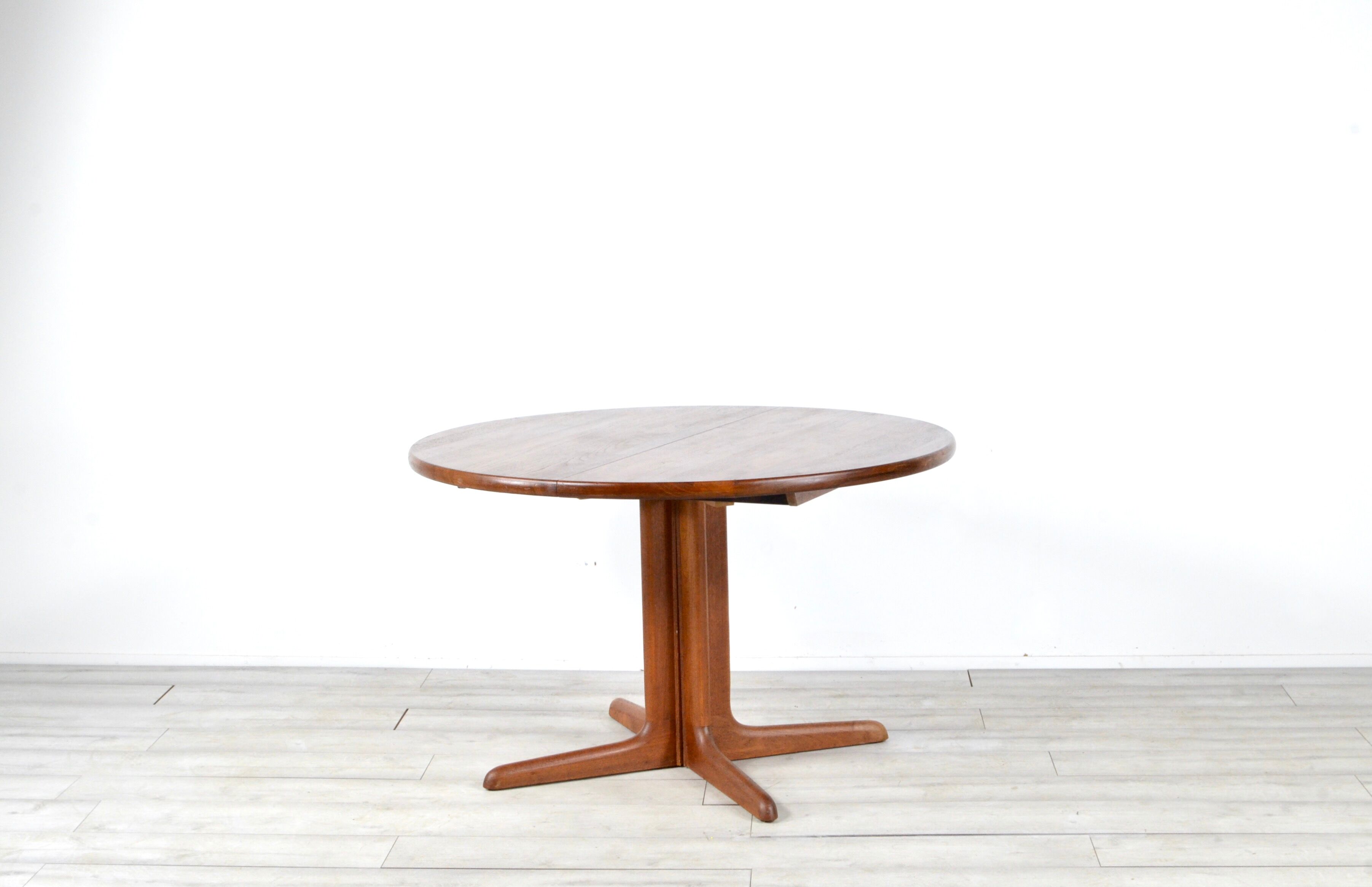 Midcentury Danish Extending Round Teak Table by Skovby. Vintage Modern / Scandinavian Style /Retro.