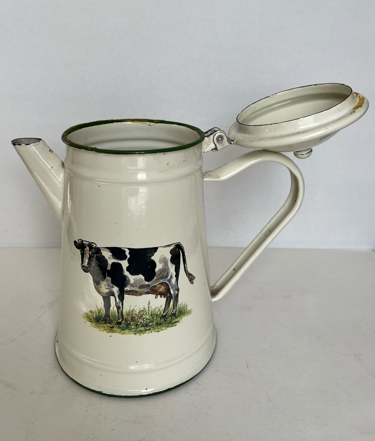 Enamelled sheet metal pourer