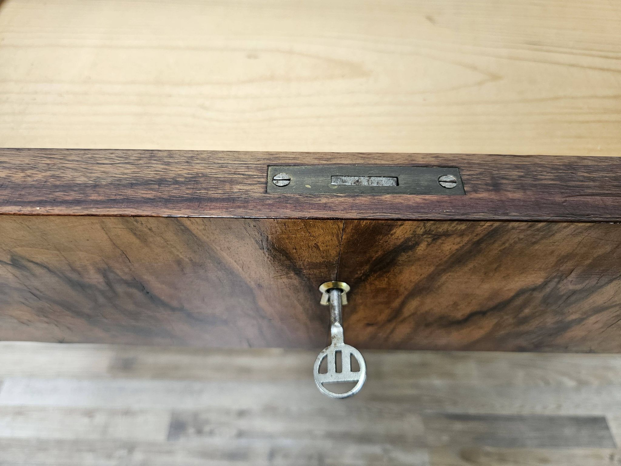 Art Decò chest of drawers from the 1940s in mahogany and briar