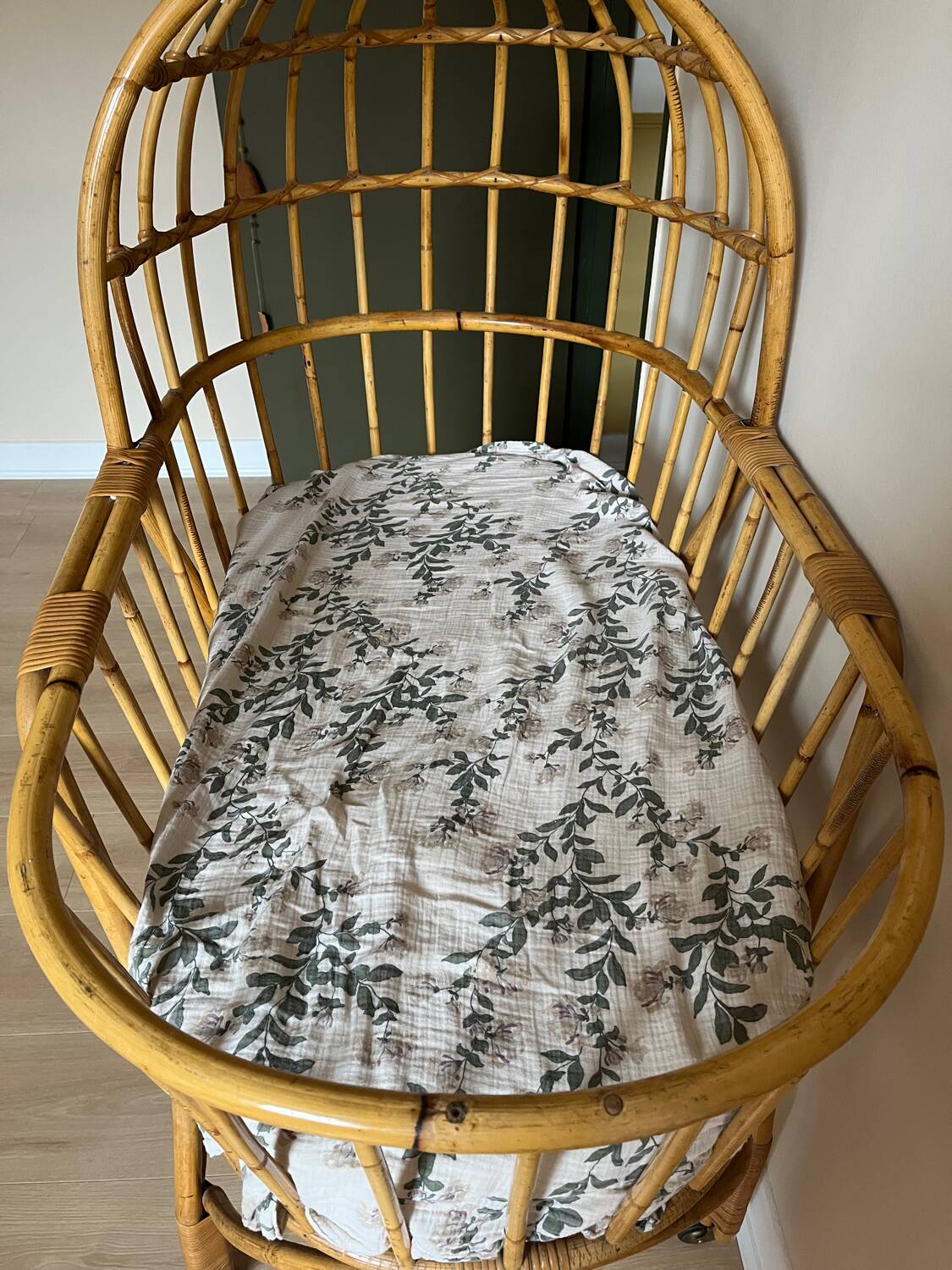 Berceau ancien en rotin