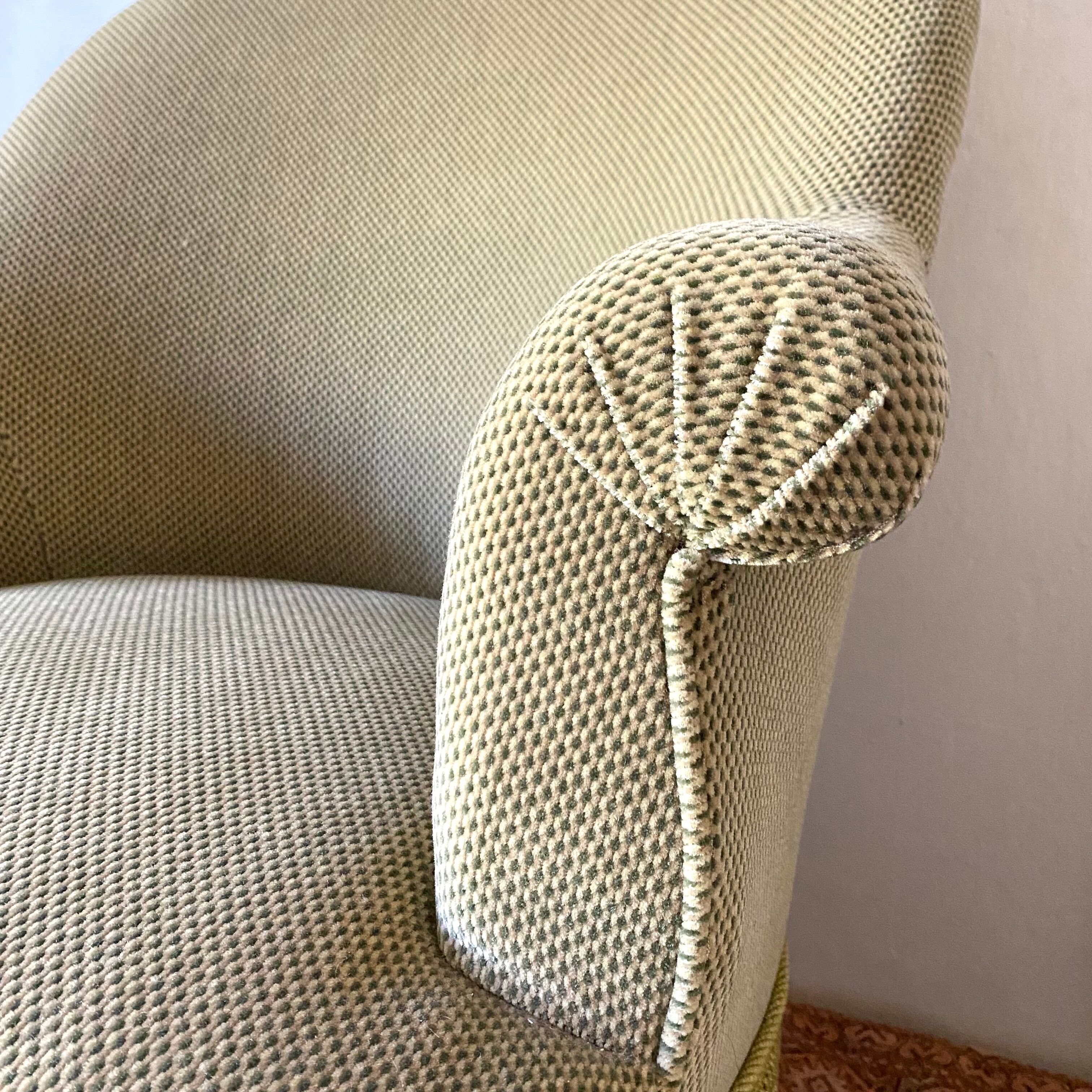 Velvet toad armchair like new