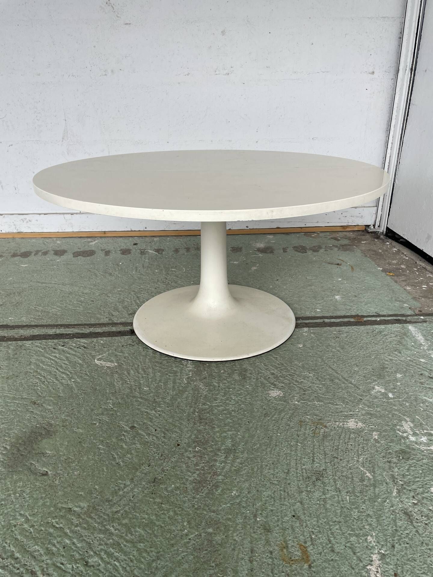 Modular tulip table JER