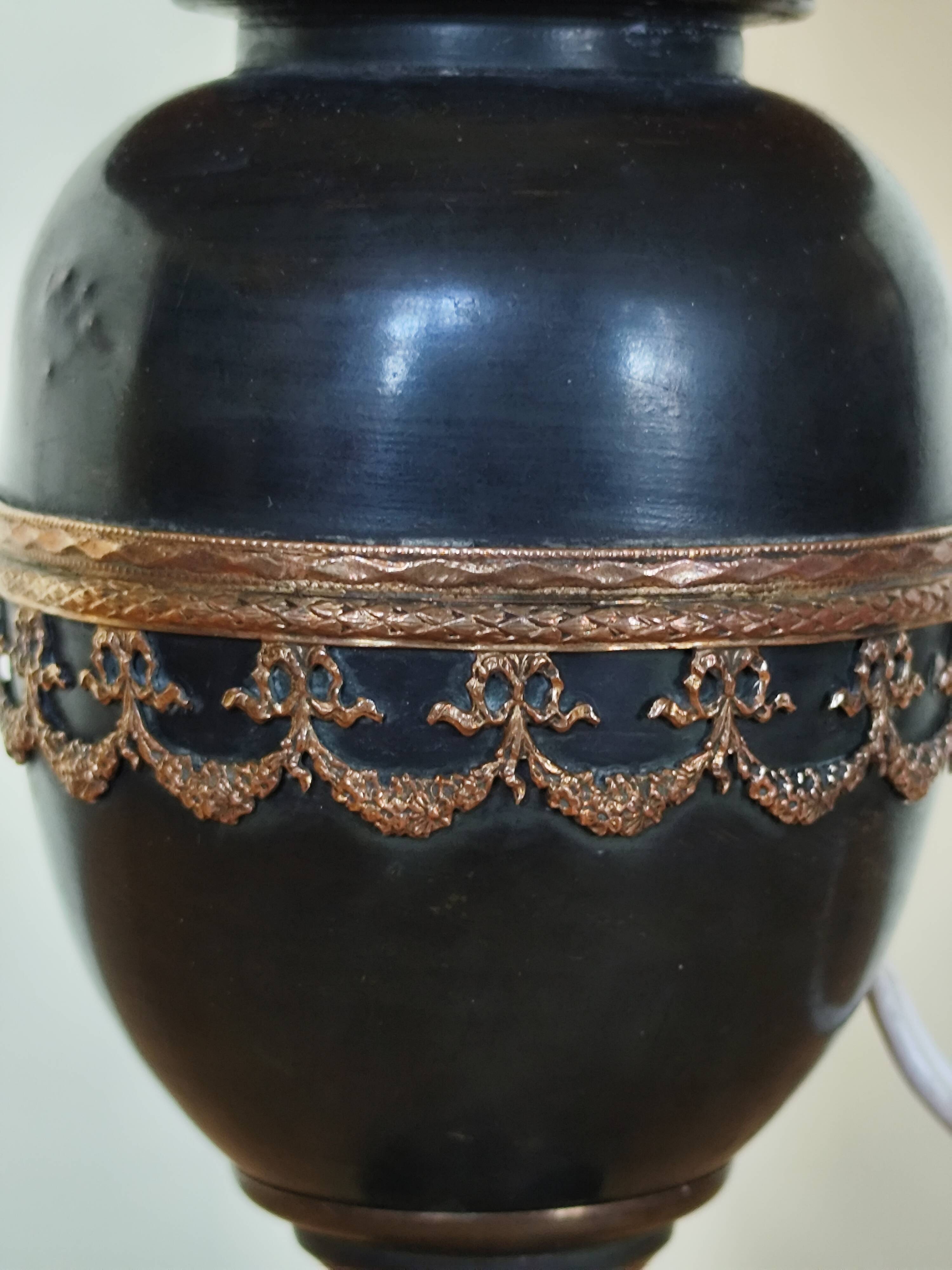 Napoleon III oil lamp electrified, black metal, golden garland.