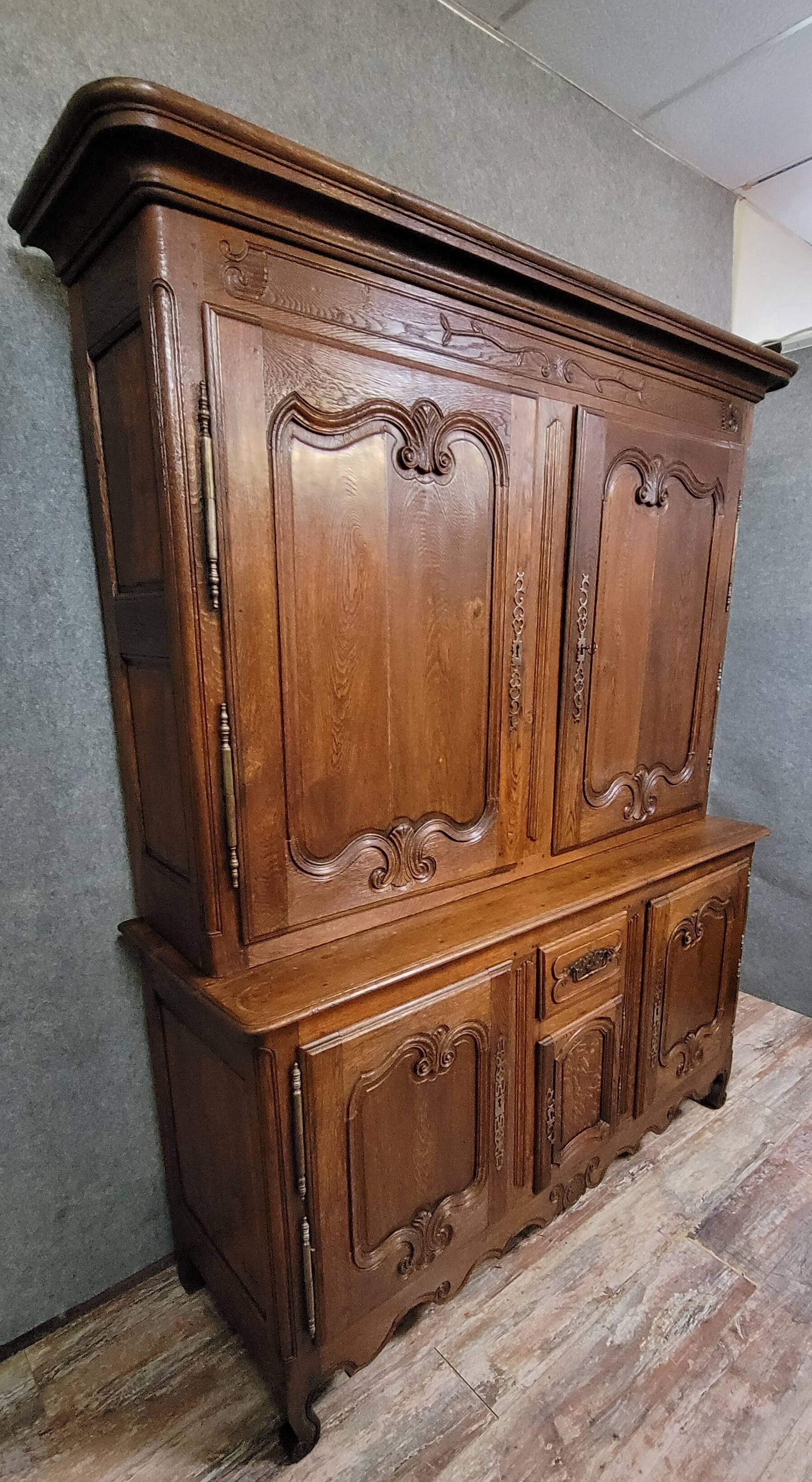 Important buffet deux corps époque Louis XV en chêne massif