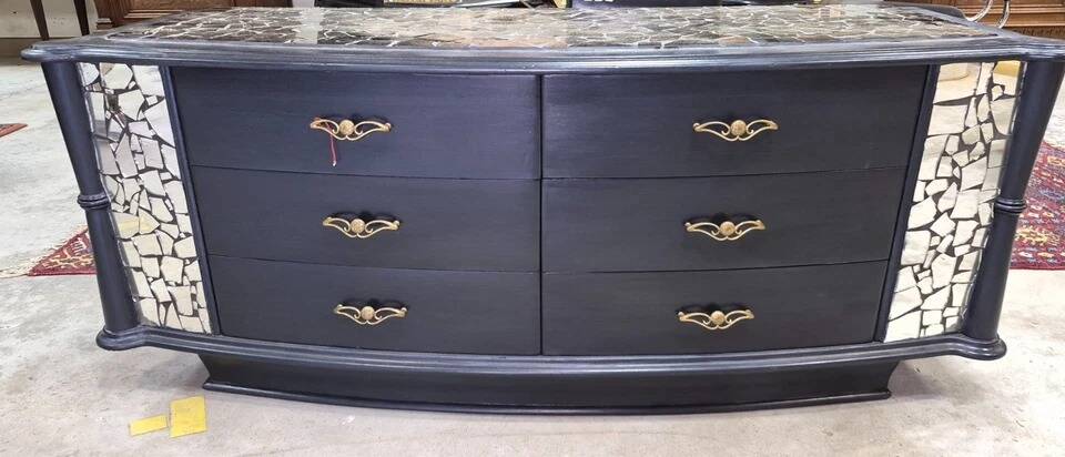 Commode époque Art Déco en bois laqué et mosaique de miroirs