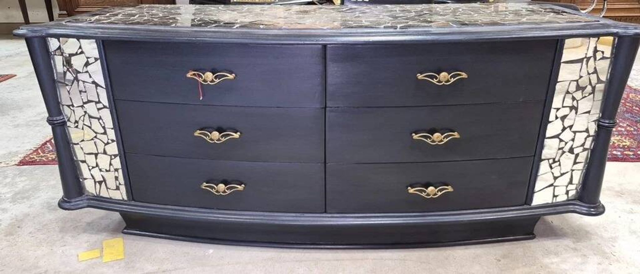 Commode époque Art Déco en bois laqué et mosaique de miroirs