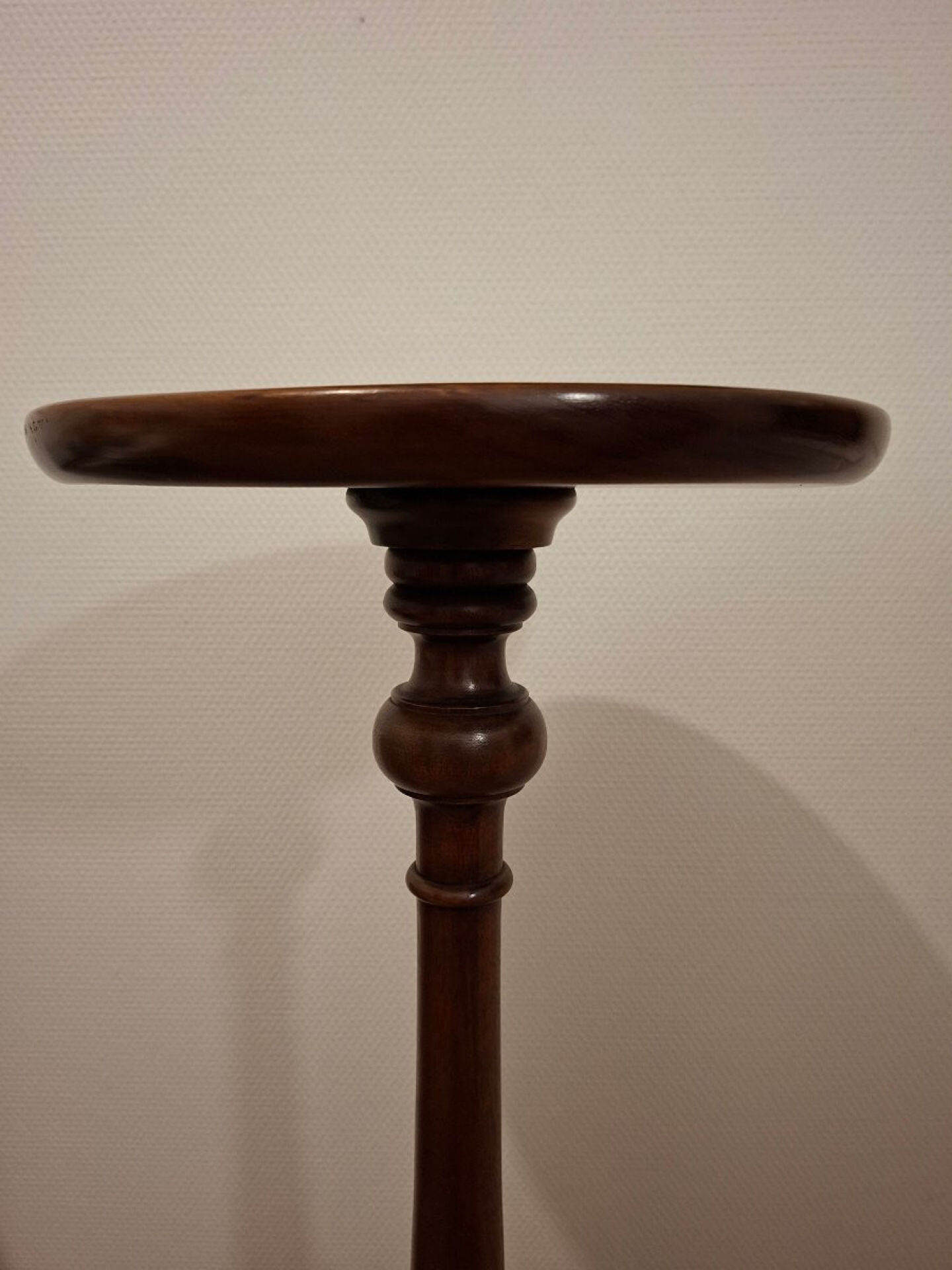 High English guéridon/side table in mahogany.