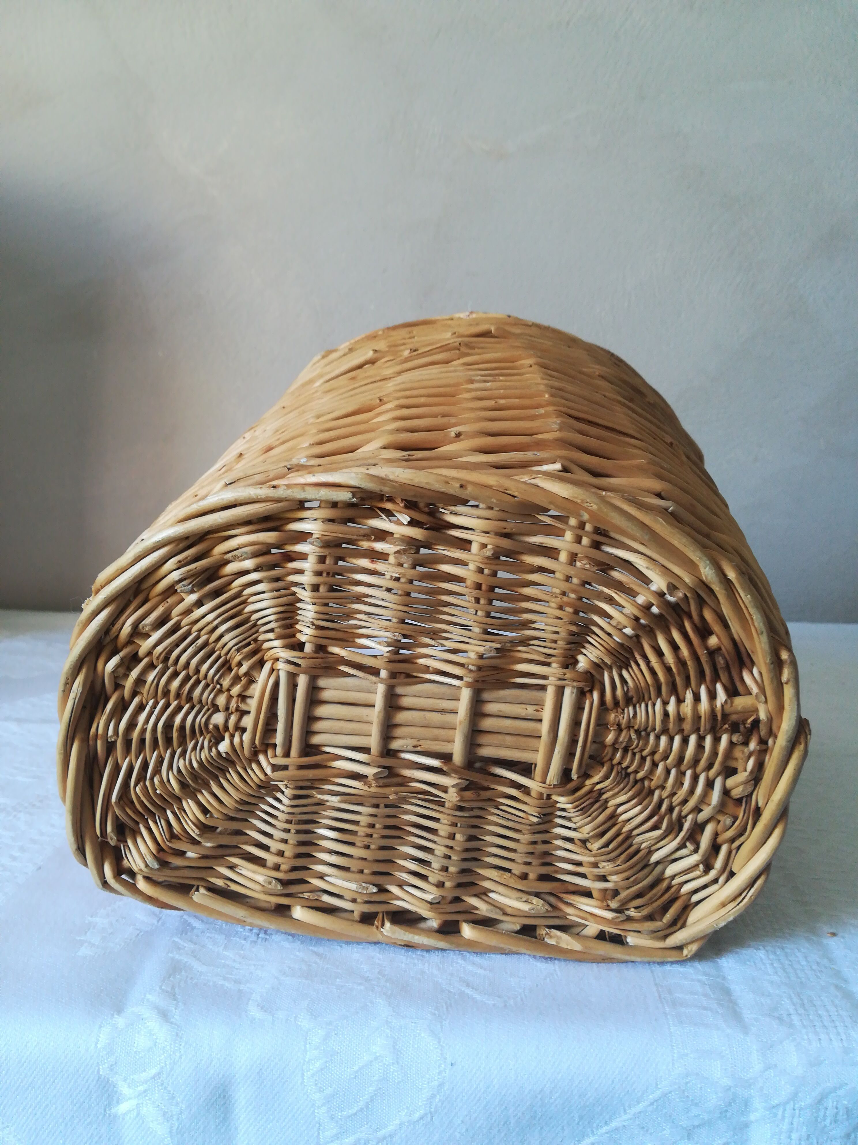 Wicker wall basket