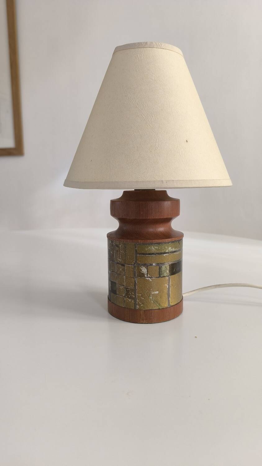 Table lamp in turned wood