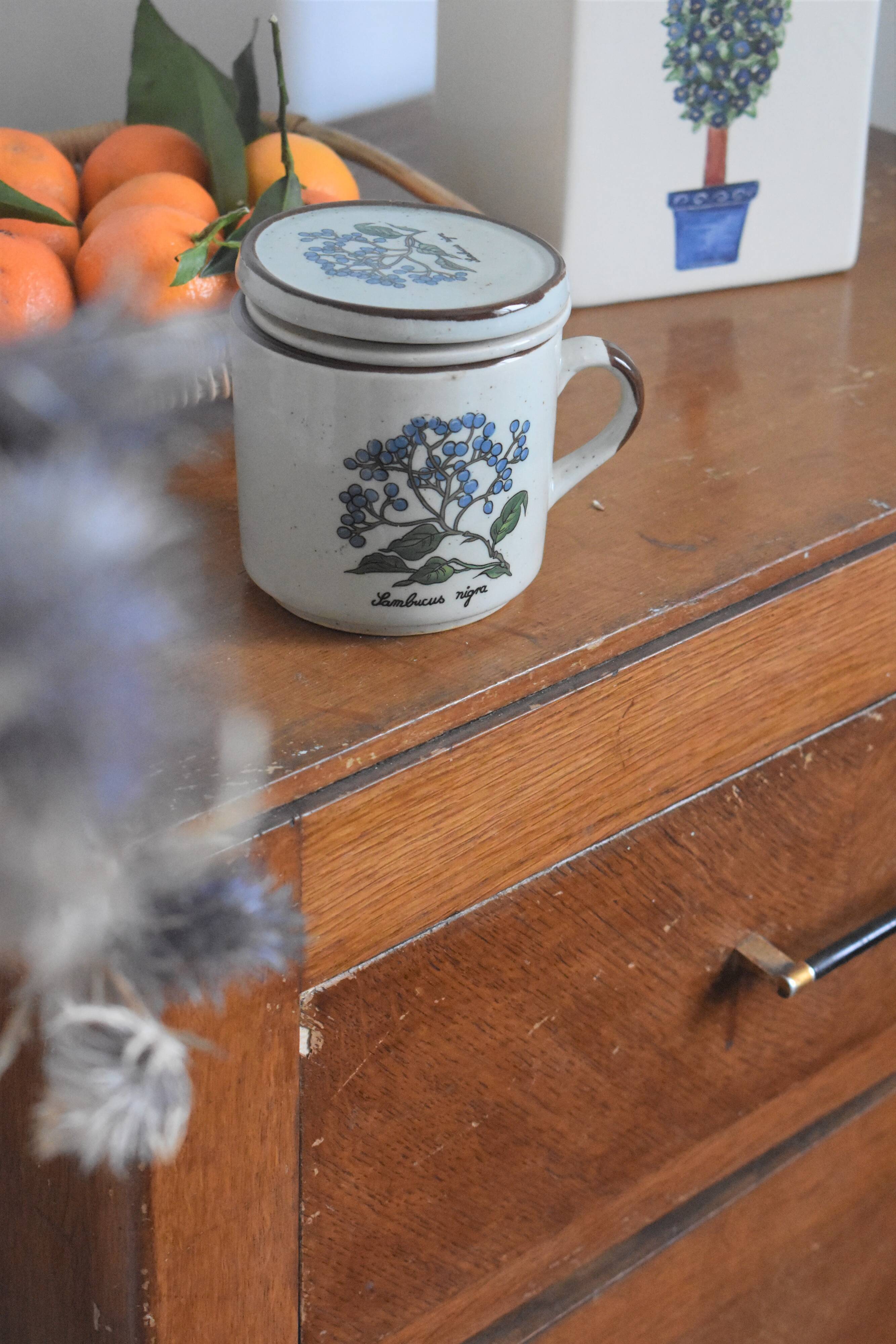 Blue flower tisanière