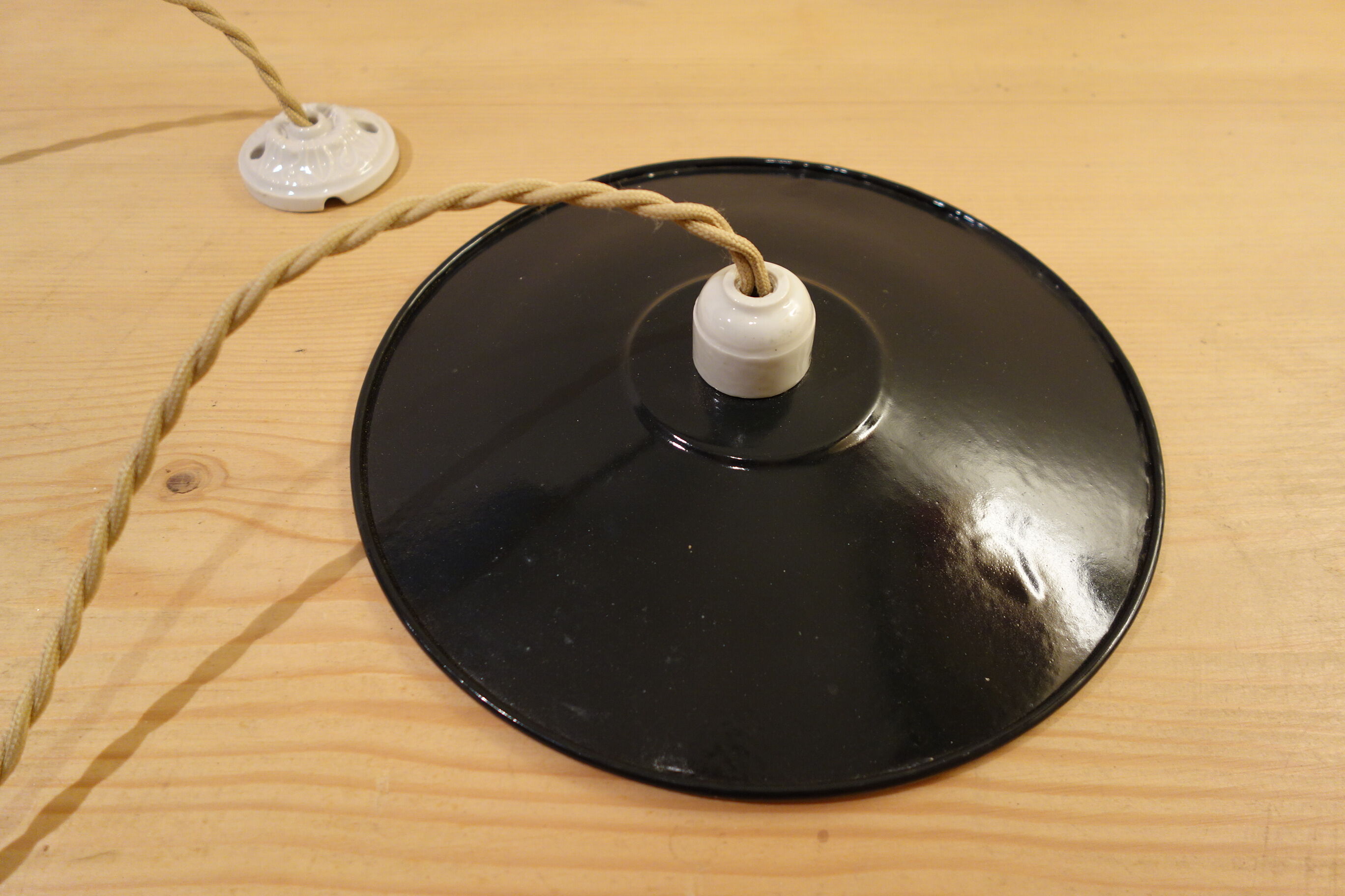 Black enamelled suspension with porcelain rosette