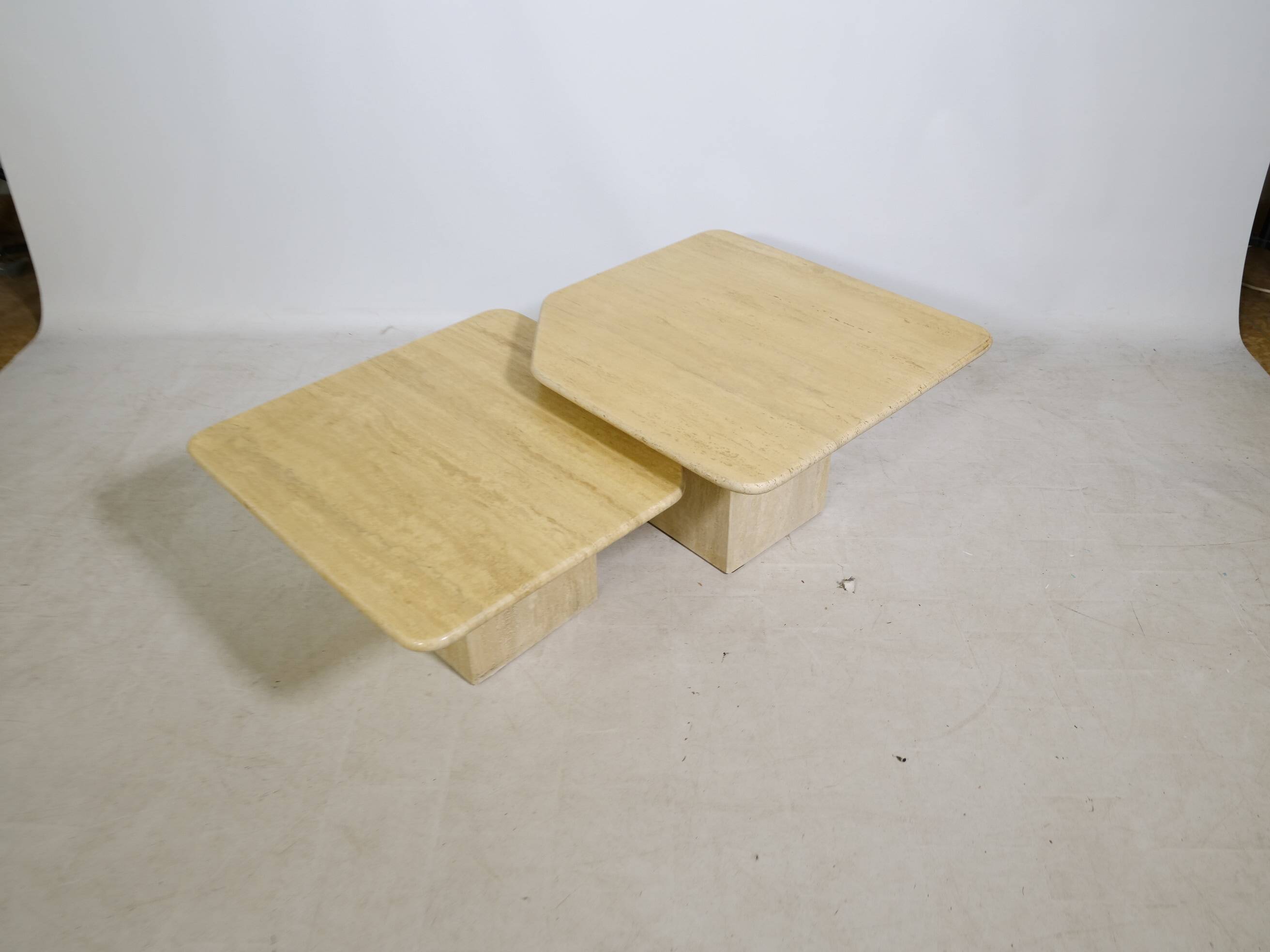 Tables gigognes en travertin, ensemble de 2, années 1970